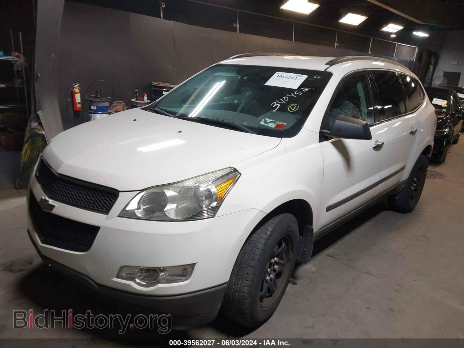2011 CHEVROLET TRAVERSE - VIN: 1GNKRFEDXBJ340452 - Фото 2