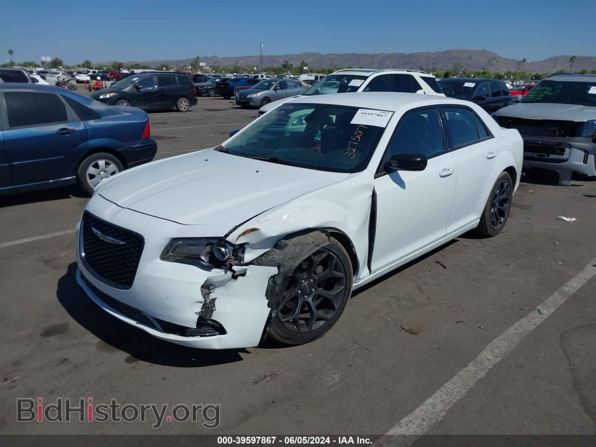 2019 CHRYSLER 300 - VIN: 2C3CCAAG6KH565166 - Фото 2