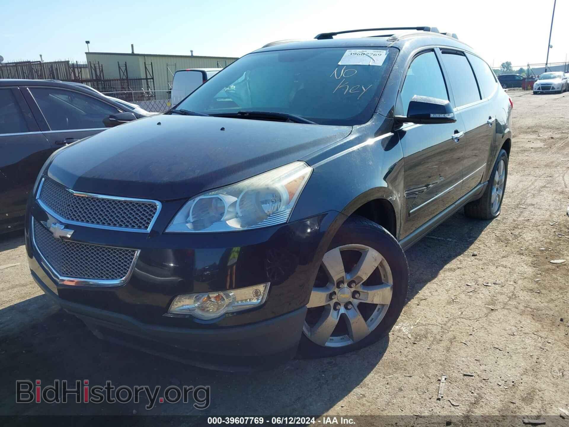 2012 CHEVROLET TRAVERSE - VIN: 1GNKVLEDXCJ282970 - Фото 2