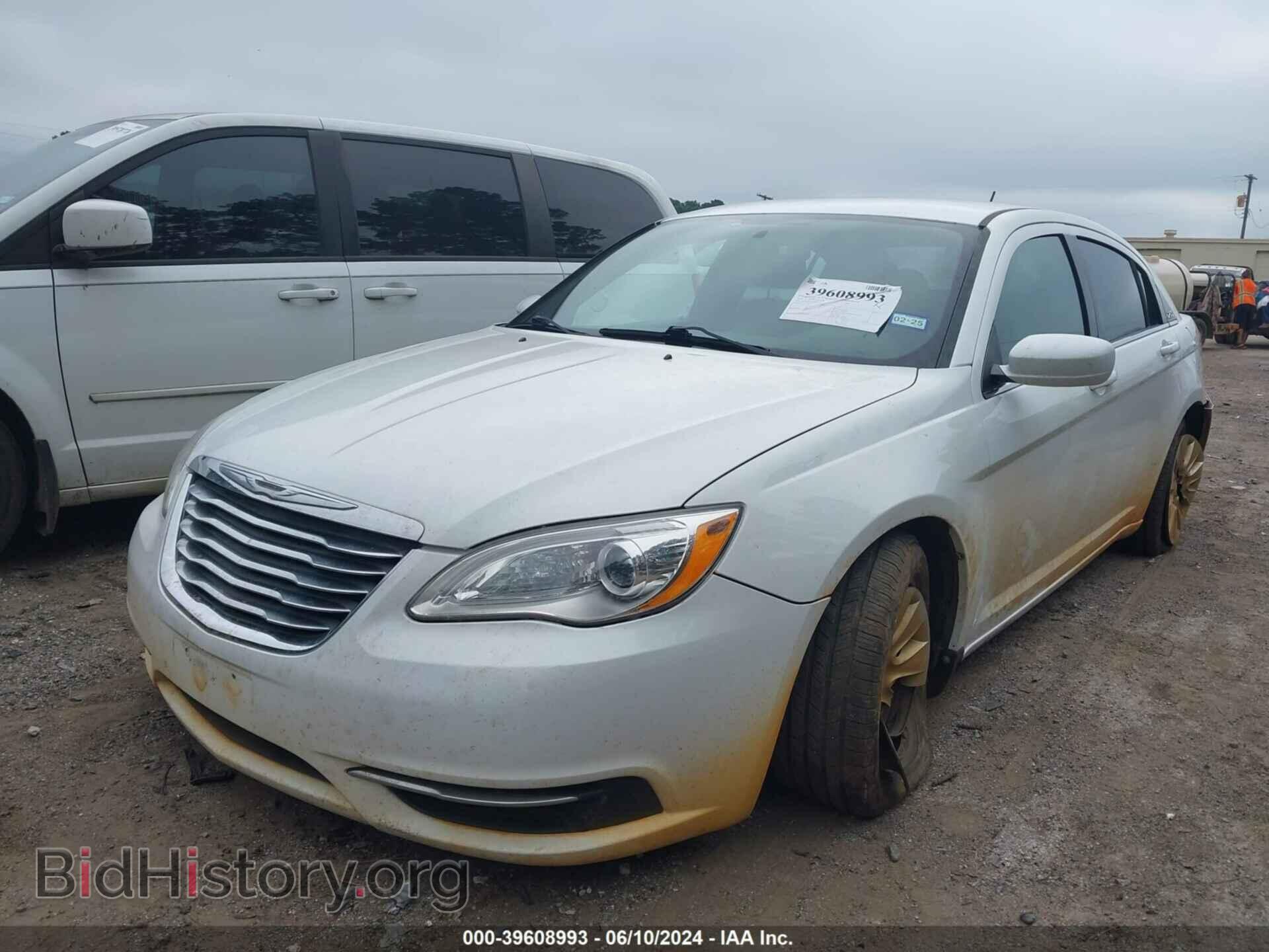 2013 CHRYSLER 200 - VIN: 1C3CCBAG3DN727822 - Фото 2