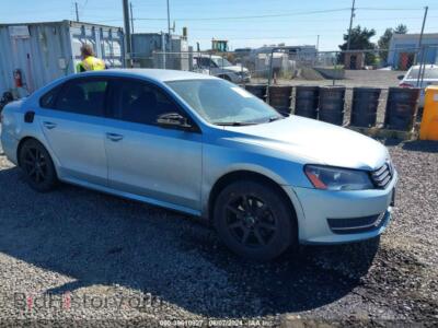 2012 Volkswagen PASSAT 2.5L S, синий — VIN 1VWAP7A31CC044378, IAAI