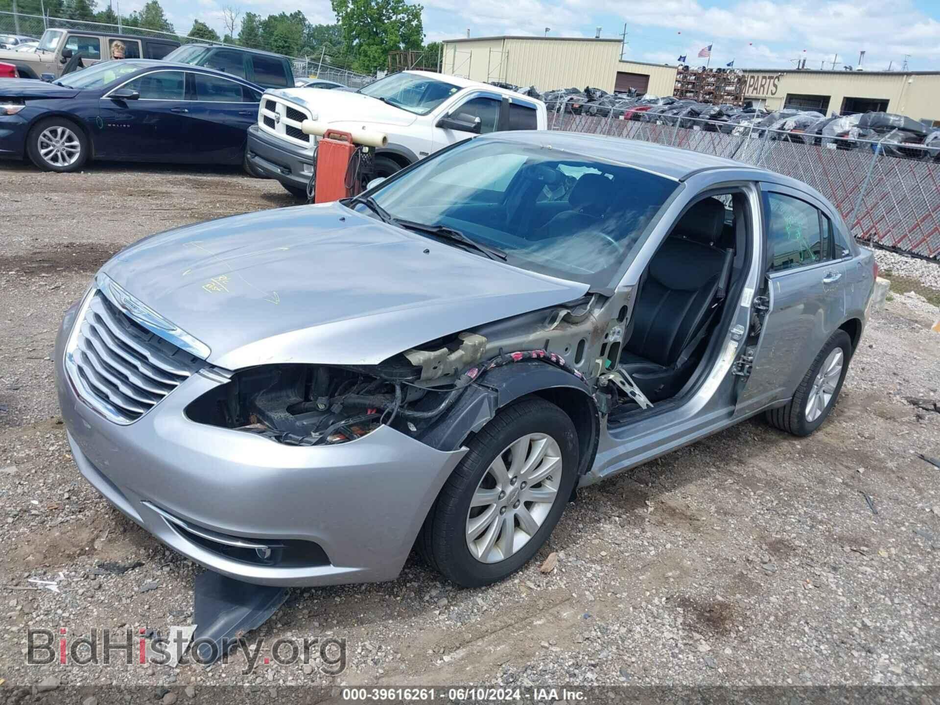 2013 CHRYSLER 200 - VIN: 1C3CCBCG1DN751825 - Фото 2