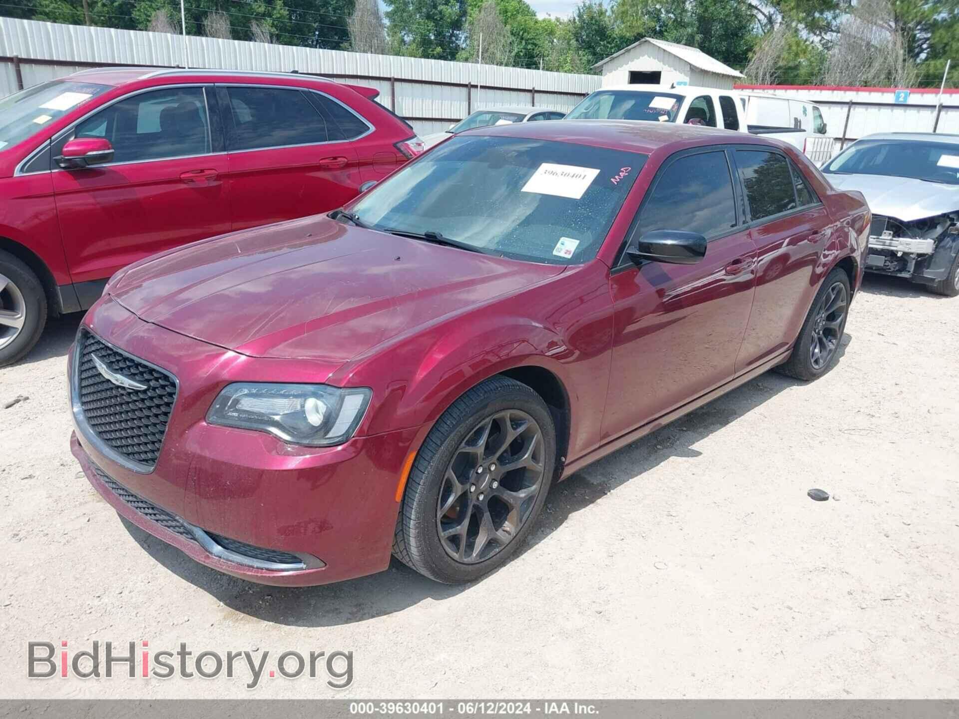 2019 CHRYSLER 300 - VIN: 2C3CCAAG3KH610239 - Фото 2