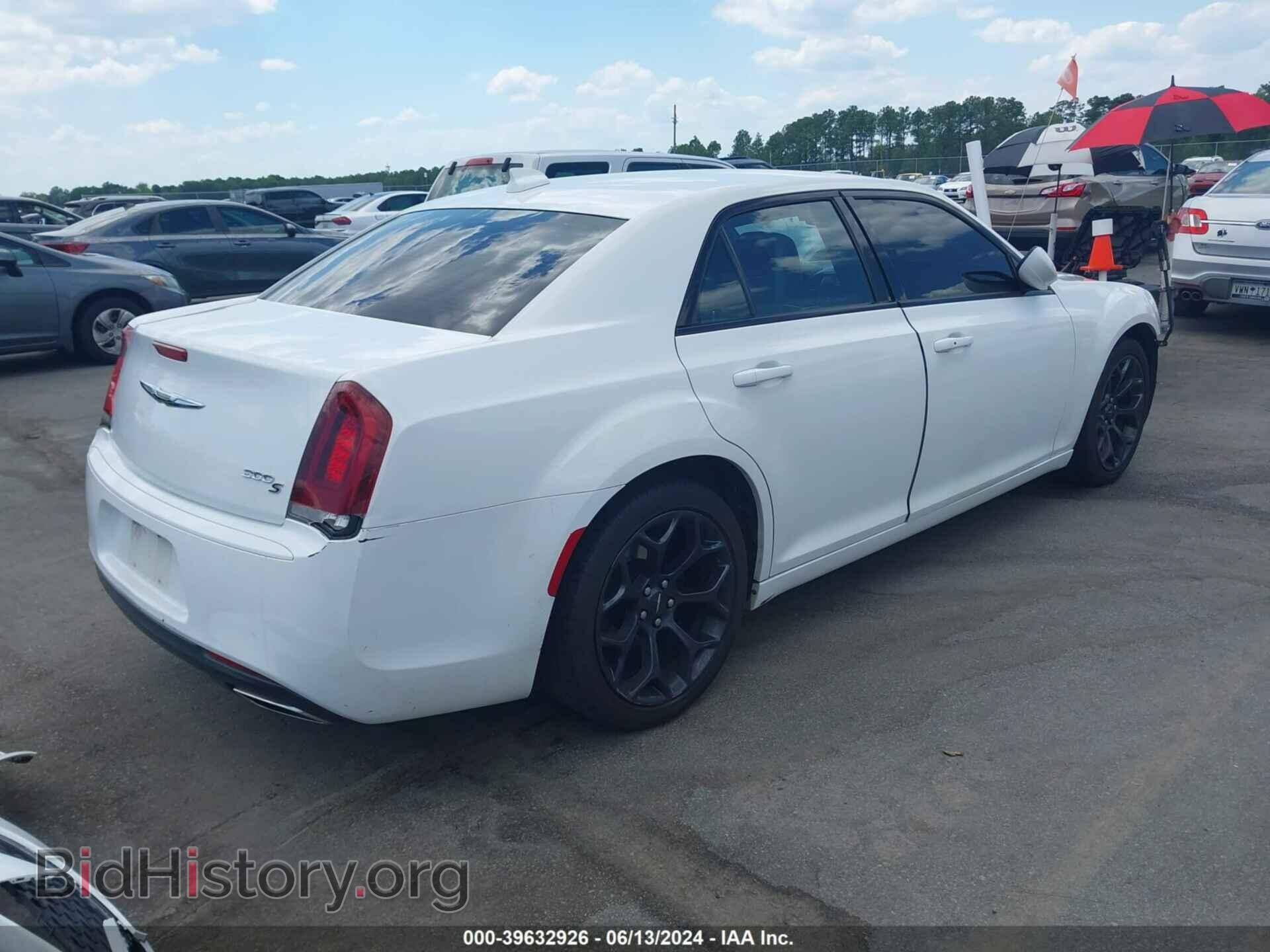 2019 CHRYSLER 300 - VIN: 2C3CCABG1KH516245 - Фото 4