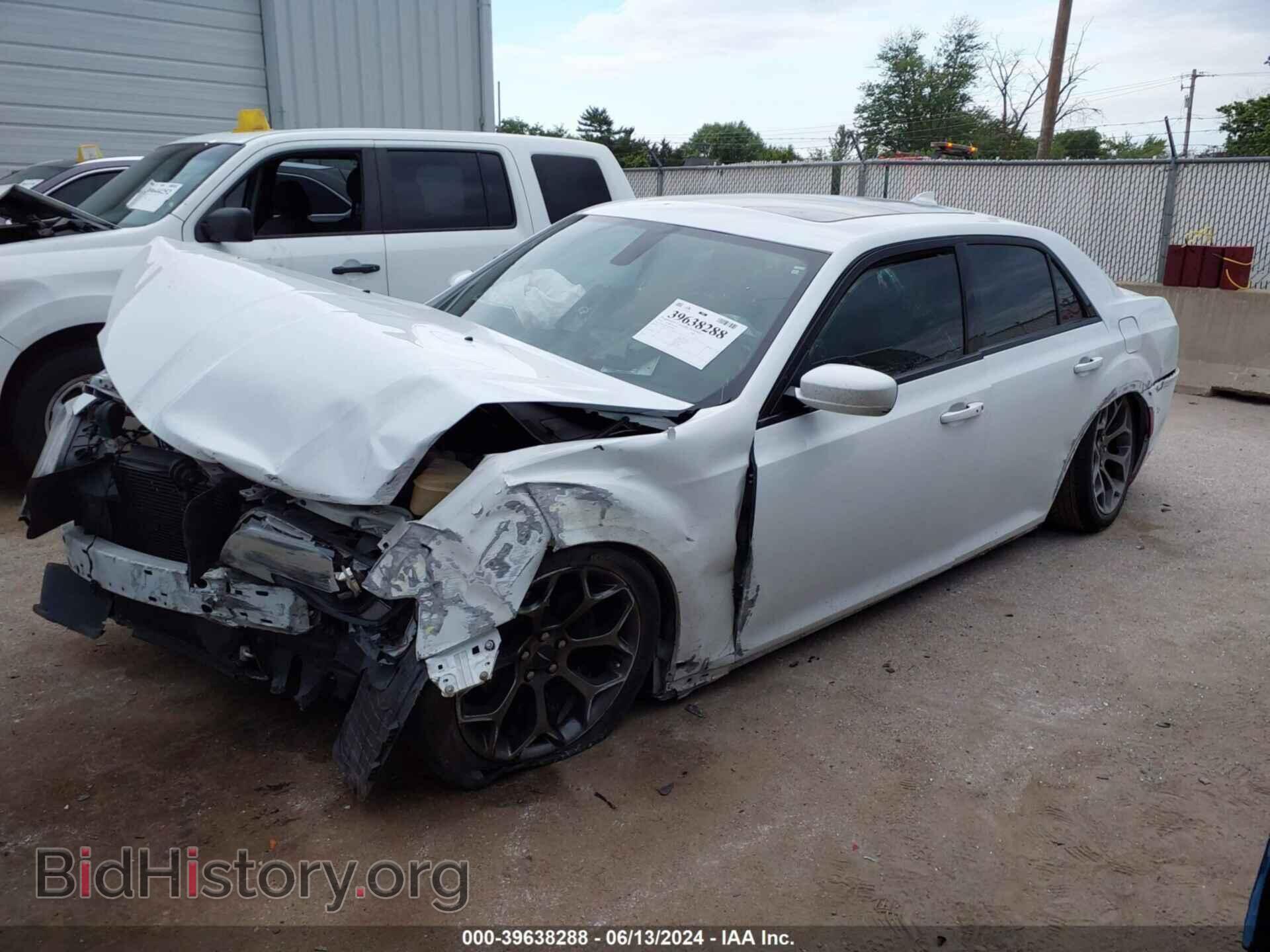 2016 CHRYSLER 300 - VIN: 2C3CCABG3GH320945 - Фото 2