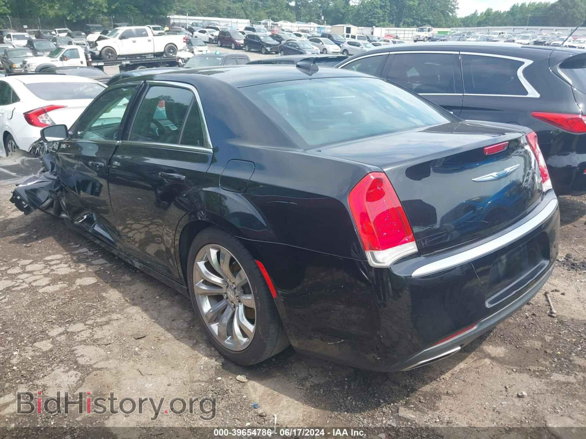 2019 CHRYSLER 300 - VIN: 2C3CCAAG3KH555856 - Фото 3