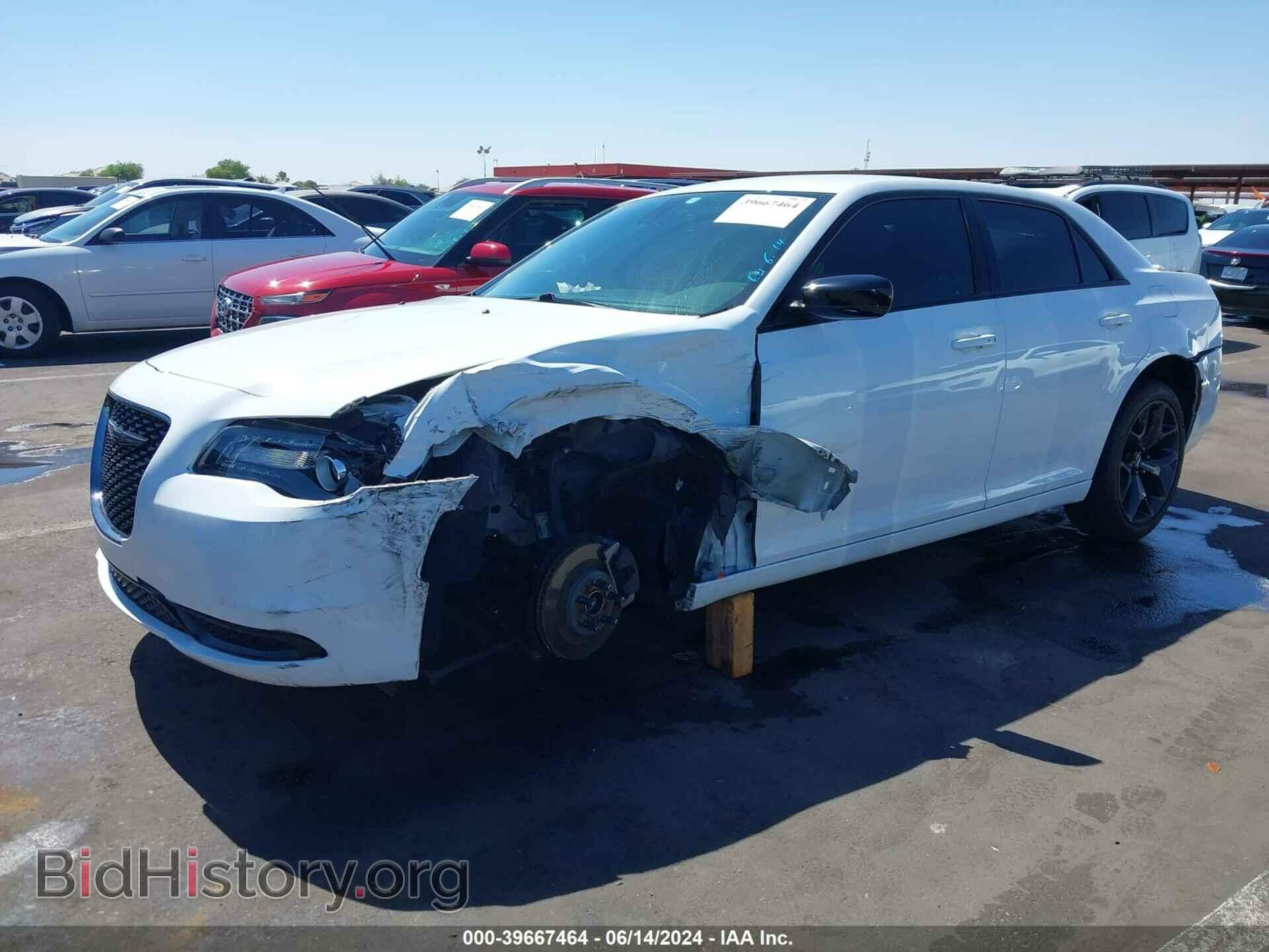 2020 CHRYSLER 300 - VIN: 2C3CCAAG8LH242092 - Фото 2