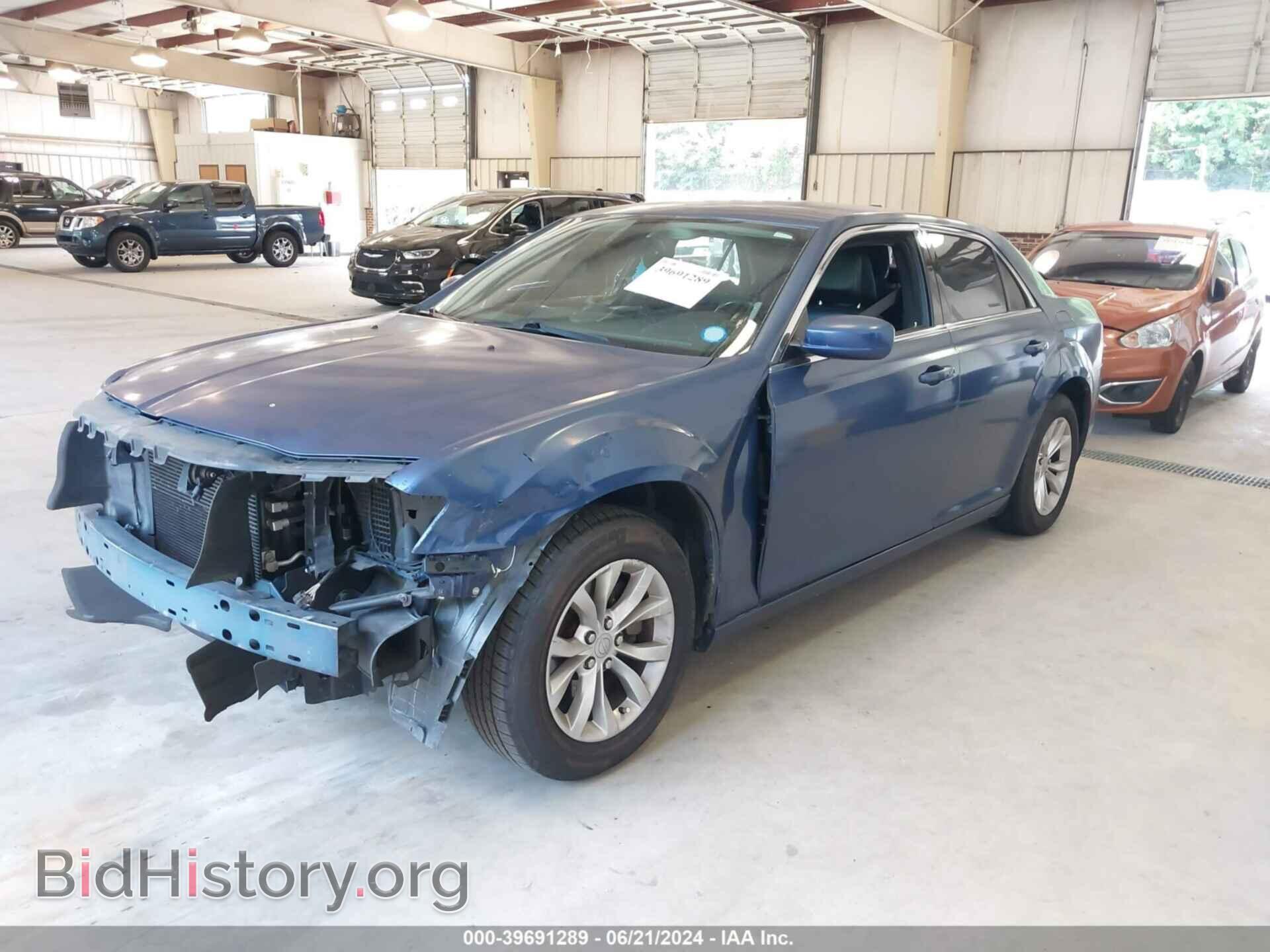 2016 CHRYSLER 300 - VIN: 2C3CCAAG7GH197717 - Фото 2