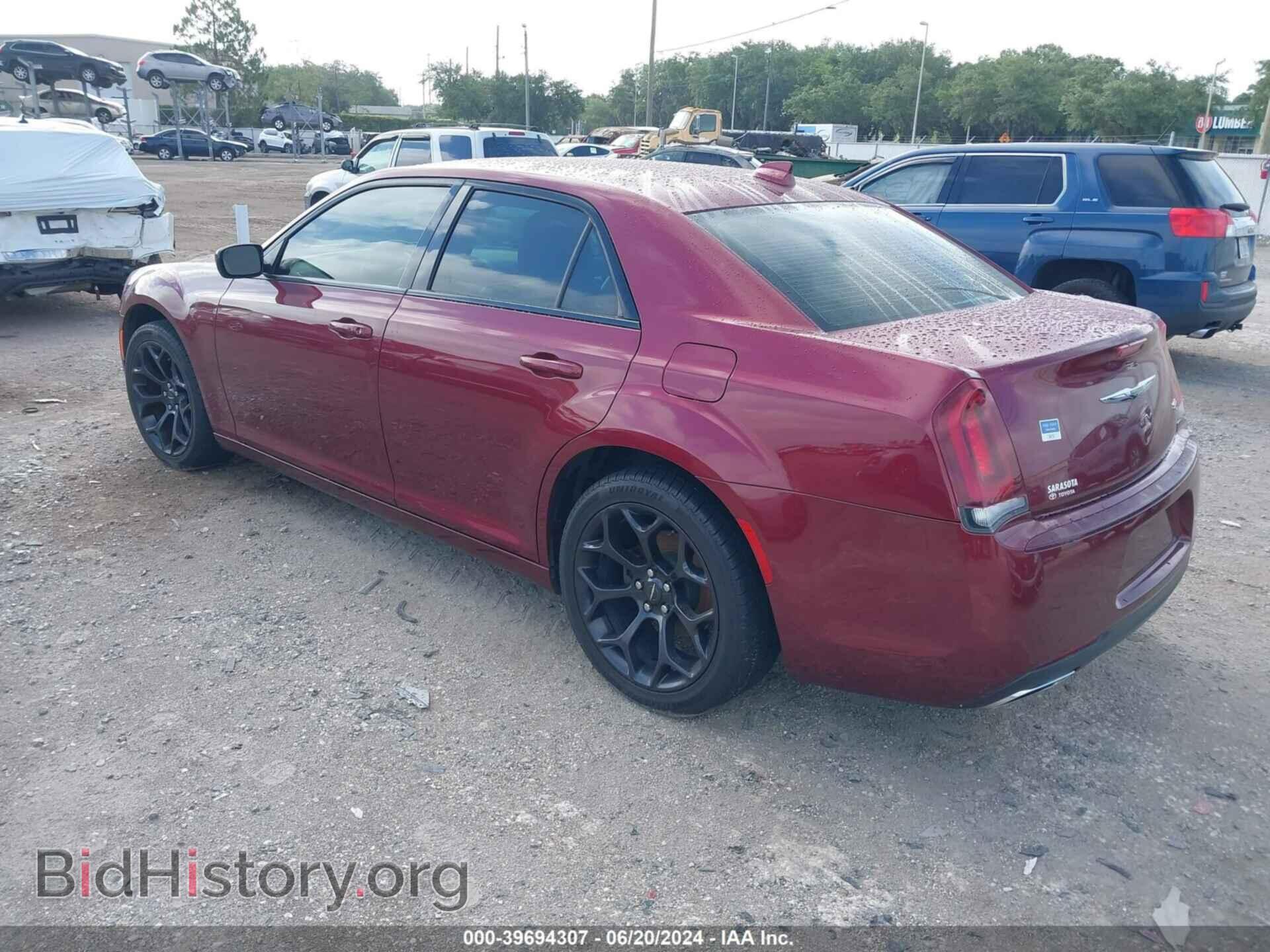 2019 CHRYSLER 300 - VIN: 2C3CCABG4KH697700 - Фото 3