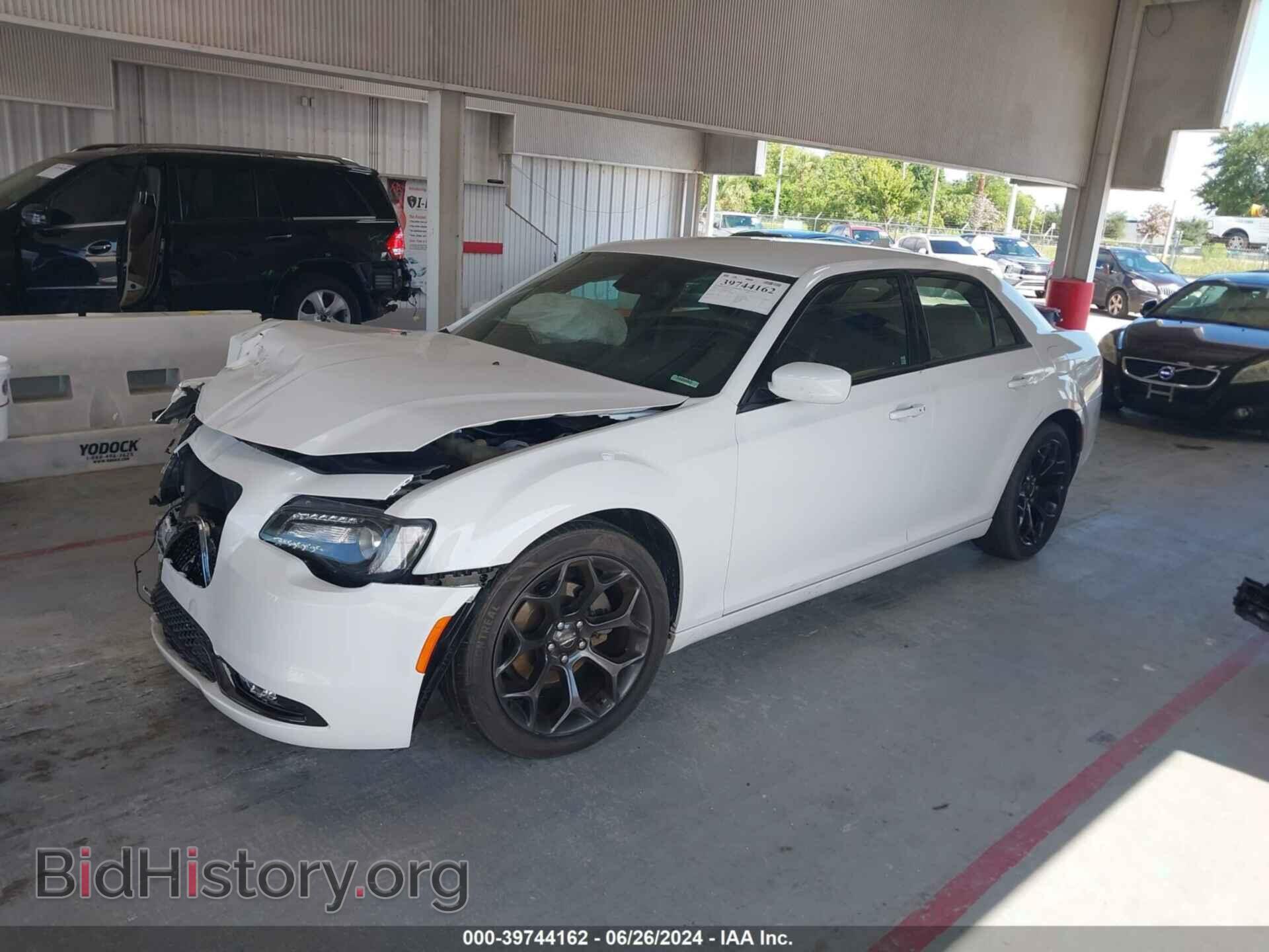 2019 CHRYSLER 300 - VIN: 2C3CCABG0KH537944 - Фото 2