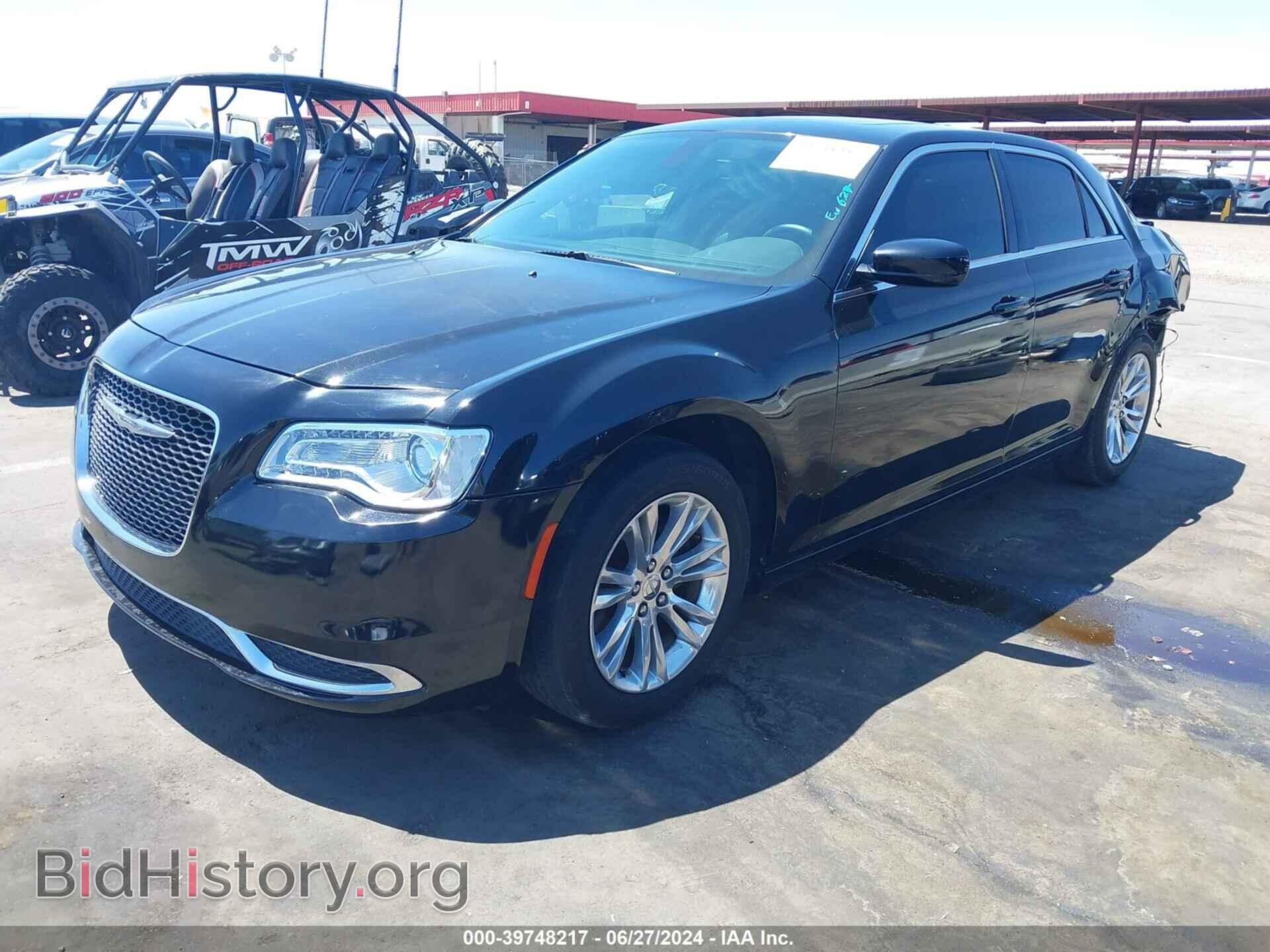 2017 CHRYSLER 300 - VIN: 2C3CCAAG6HH616352 - Фото 2