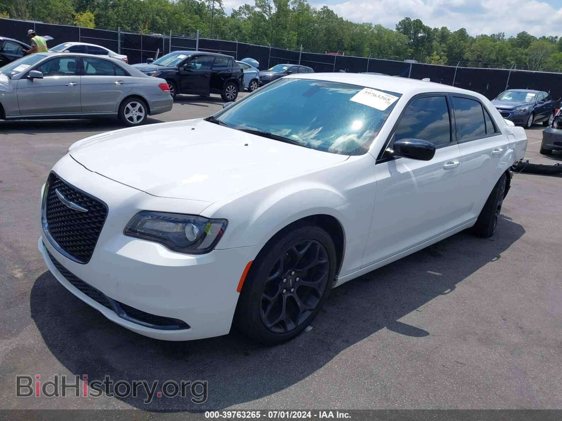 2019 CHRYSLER 300 - VIN: 2C3CCAAG3KH679366 - Фото 2