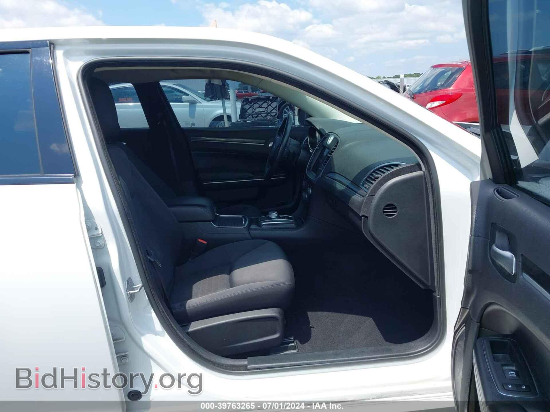 2019 CHRYSLER 300 - VIN: 2C3CCAAG3KH679366 - Фото 5