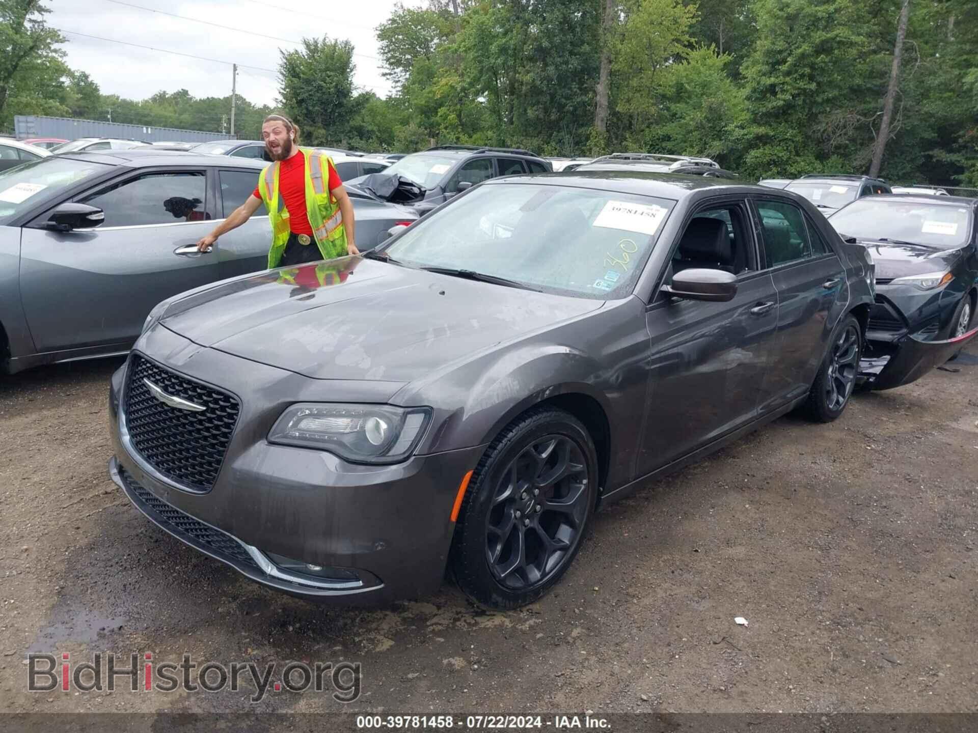 2019 CHRYSLER 300 - VIN: 2C3CCABG0KH533716 - Фото 2