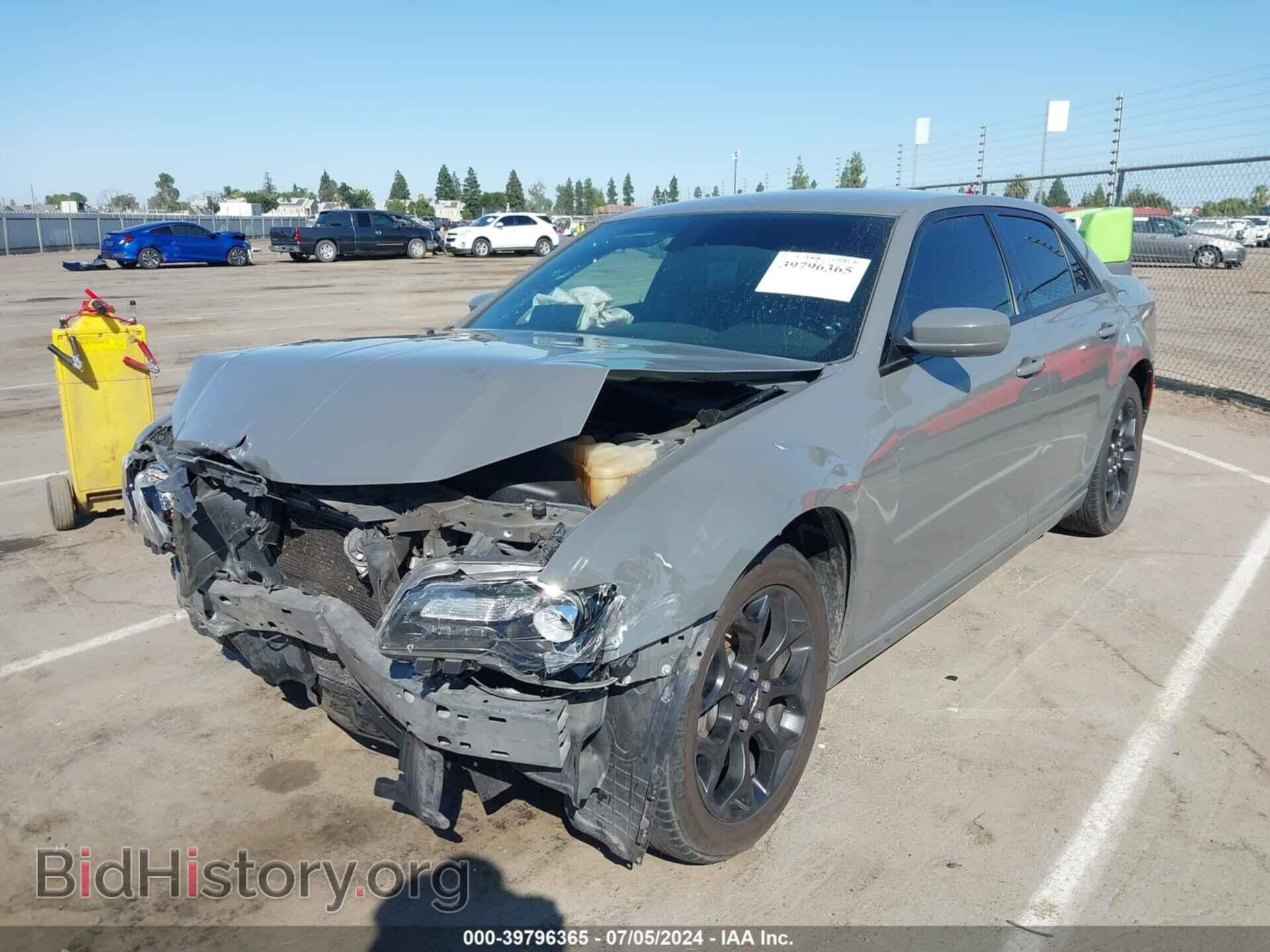 2019 CHRYSLER 300 - VIN: 2C3CCAGG1KH531045 - Фото 2