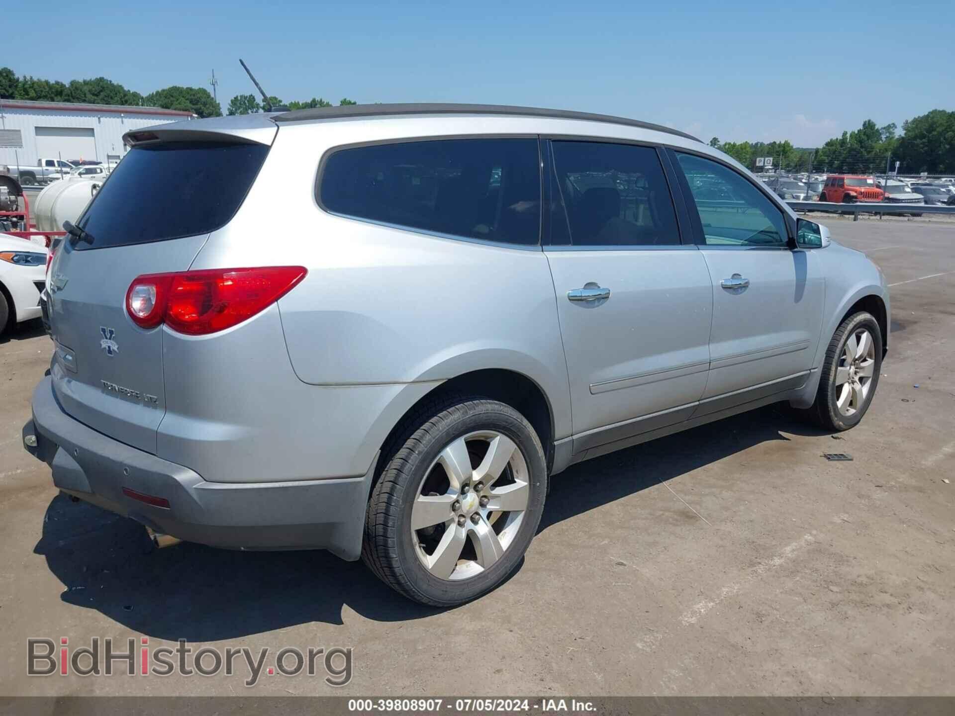 2011 CHEVROLET TRAVERSE - VIN: 1GNKRLED7BJ352024 - Фото 4