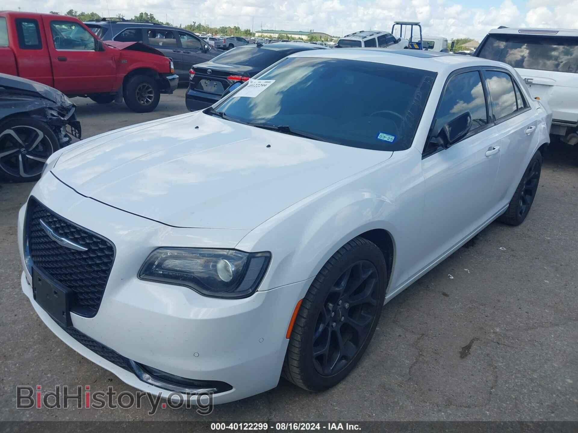 2019 CHRYSLER 300 - VIN: 2C3CCABG2KH593528 - Фото 2