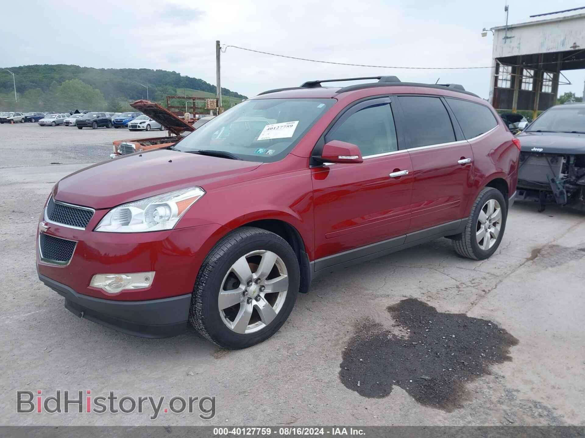 2011 CHEVROLET TRAVERSE - VIN: 1GNKRJED8BJ300129 - Фото 2