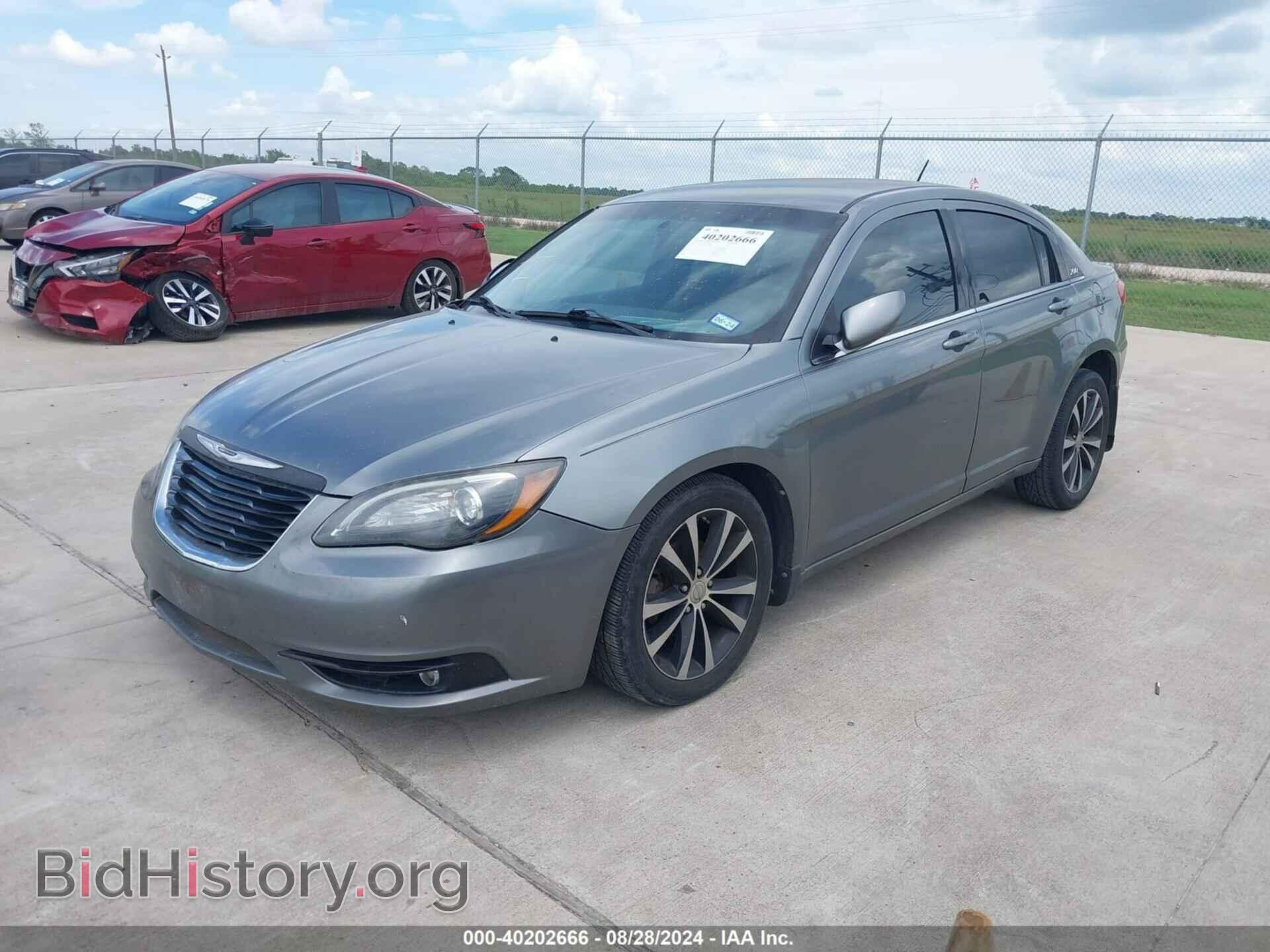 2011 CHRYSLER 200 - VIN: 1C3BC8FG4BN611680 - Фото 2