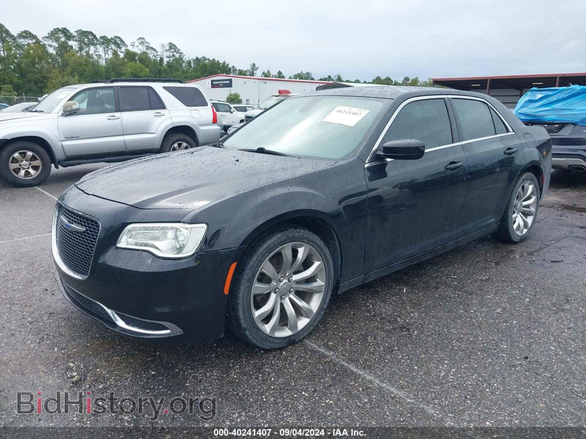 2019 CHRYSLER 300 - VIN: 2C3CCAAGXKH556132 - Фото 2