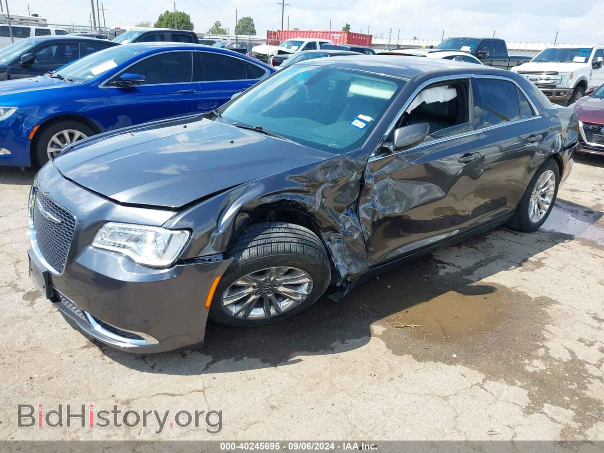2017 CHRYSLER 300 - VIN: 2C3CCAAGXHH662086 - Фото 2