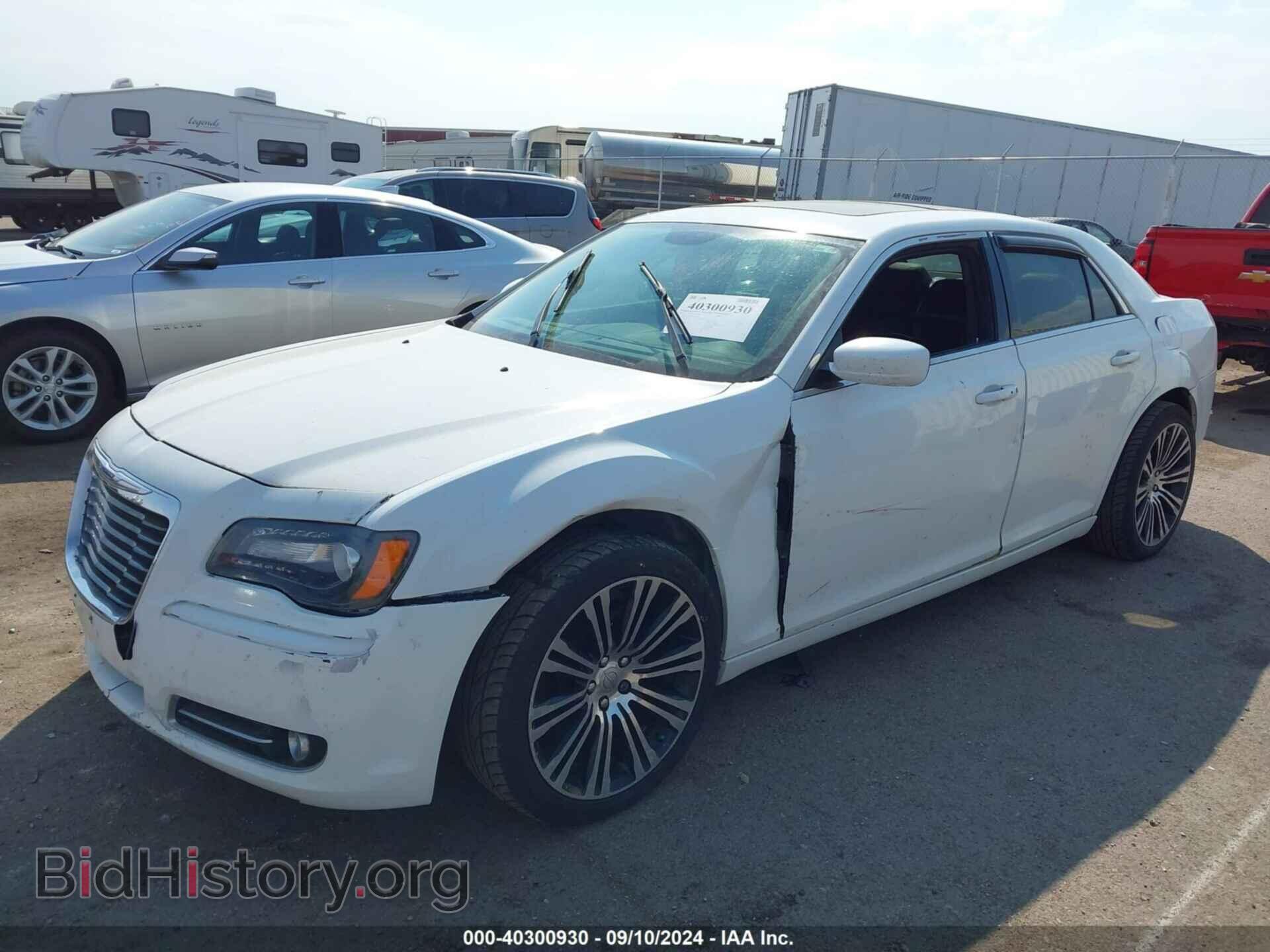 2013 CHRYSLER 300 - VIN: 2C3CCABG9DH529070 - Фото 2