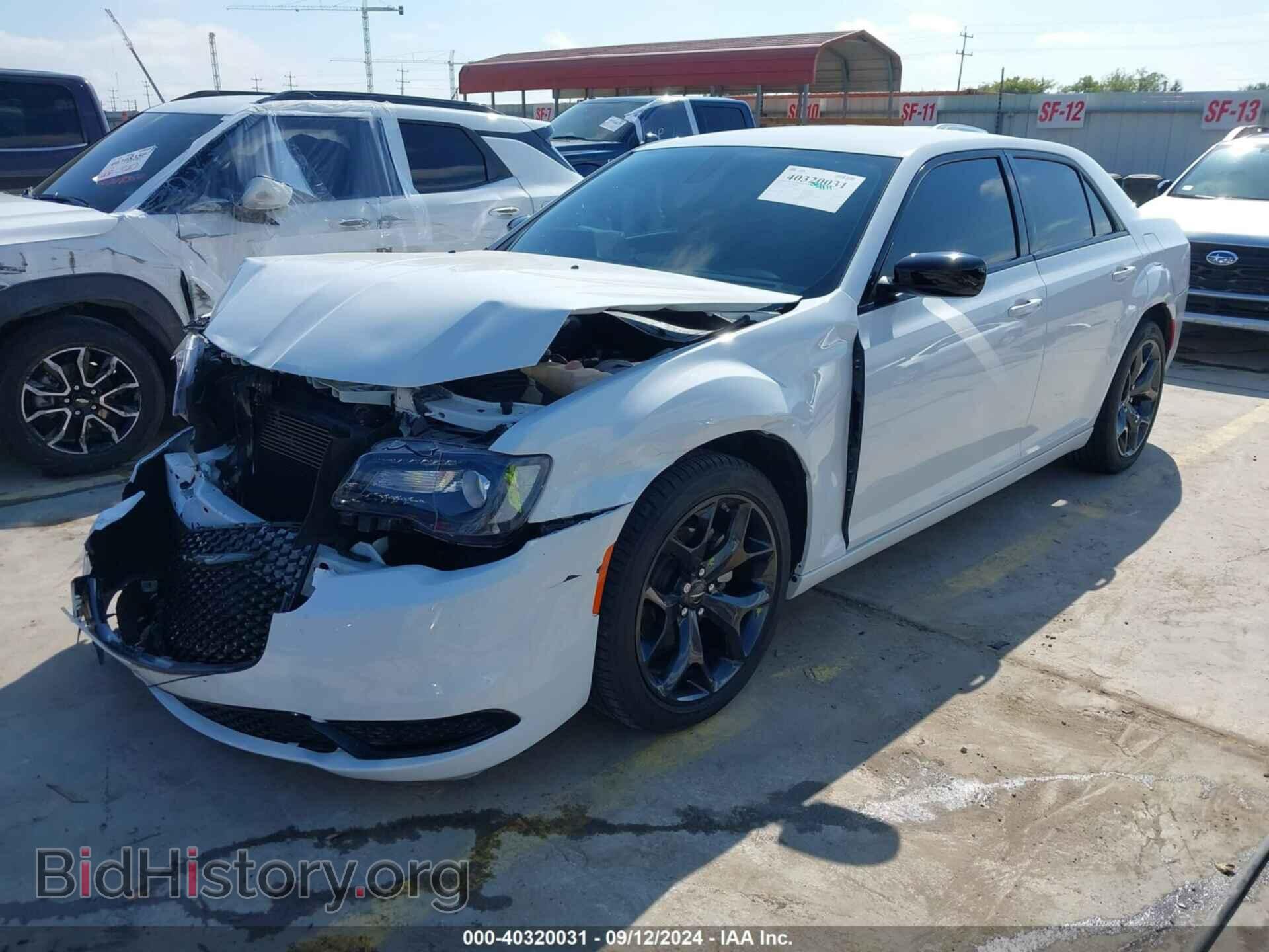 2023 CHRYSLER 300 - VIN: 2C3CCAAG1PH585350 - Фото 2