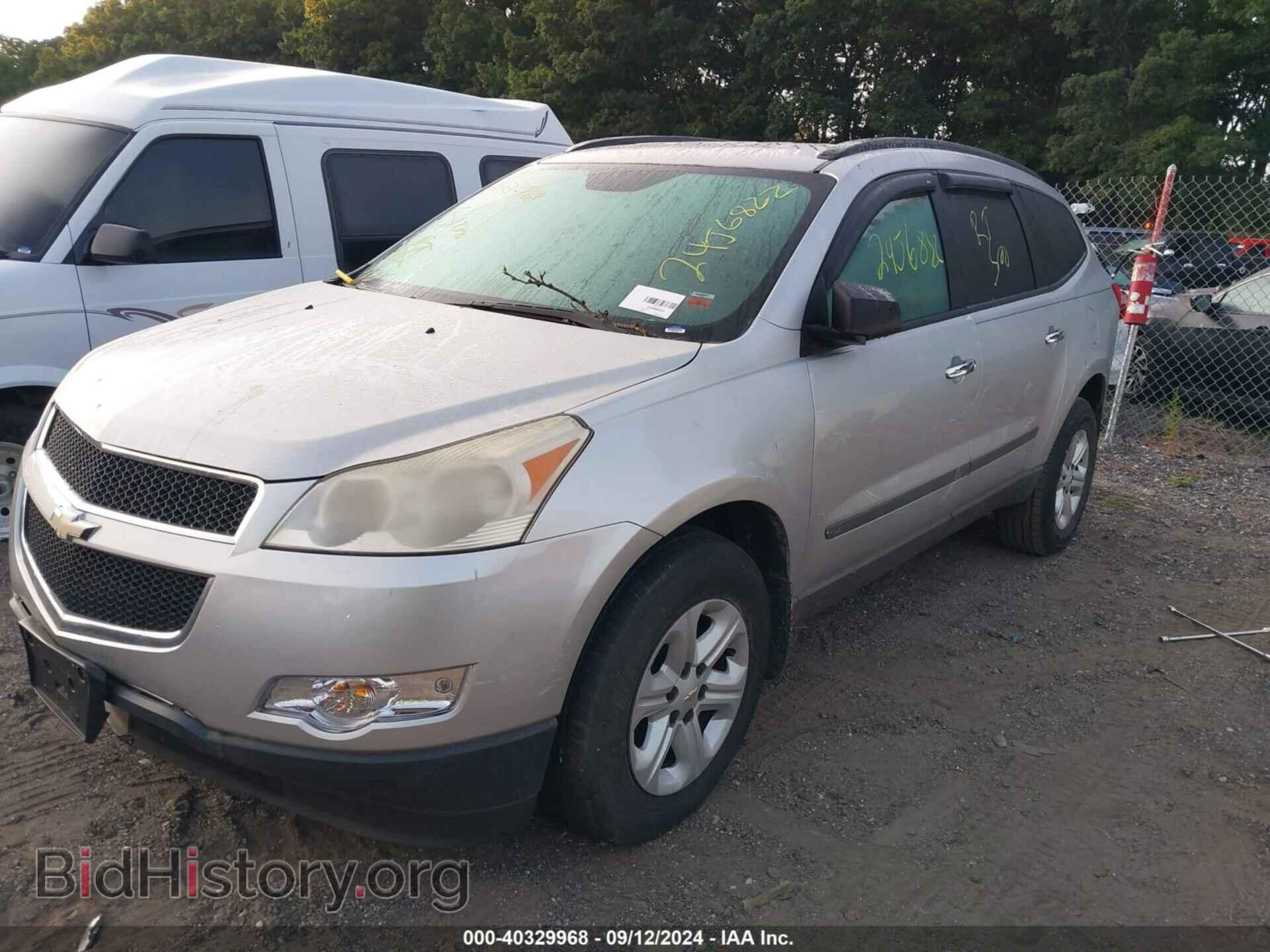 2011 CHEVROLET TRAVERSE - VIN: 1GNKREED4BJ170583 - Фото 2