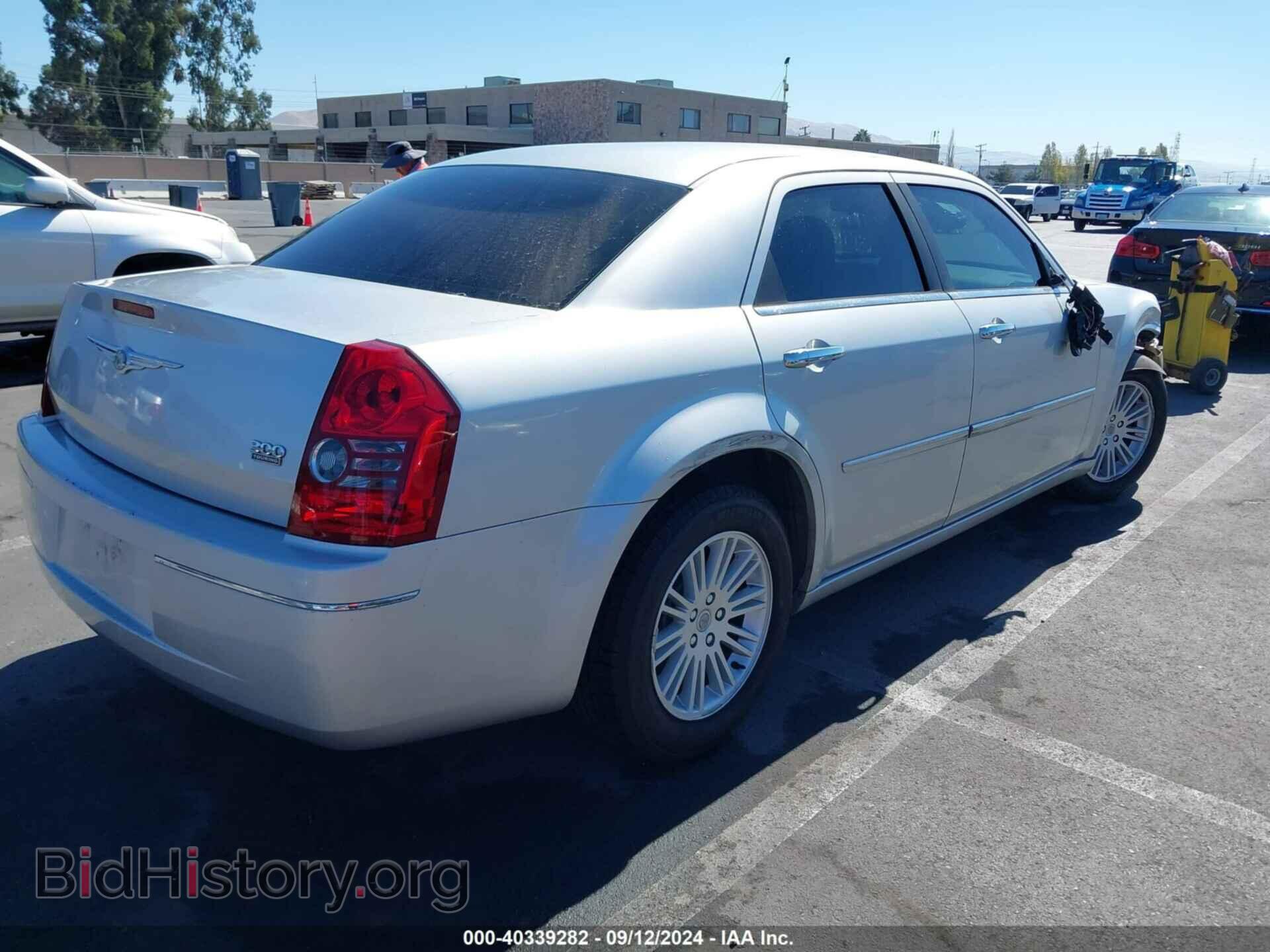 2010 CHRYSLER 300 - VIN: 2C3CA4CD3AH199112 - Фото 4