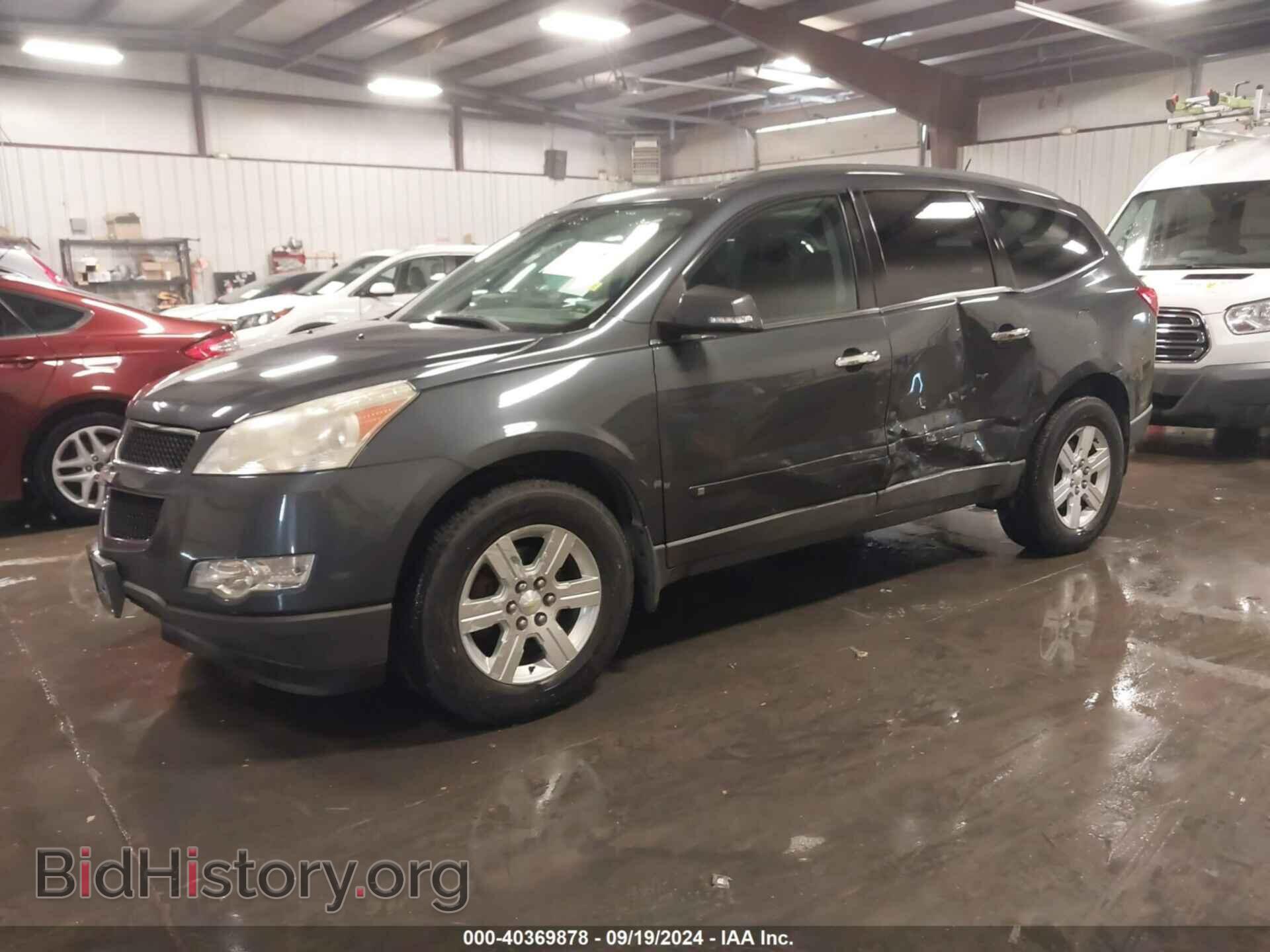 2010 CHEVROLET TRAVERSE - VIN: 1GNLVFED5AS146131 - Фото 2