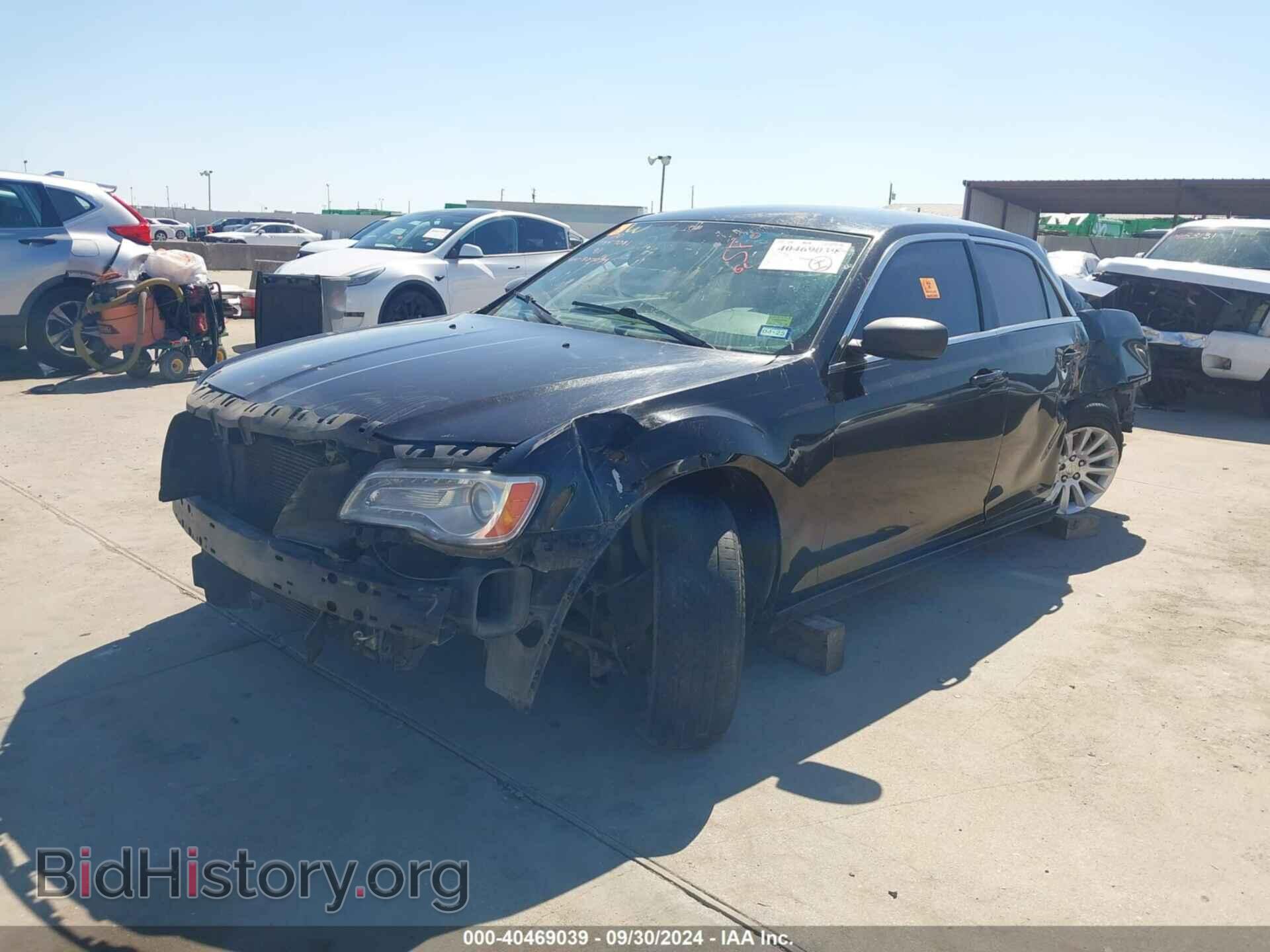 2013 CHRYSLER 300 - VIN: 2C3CCAAG3DH507079 - Фото 2