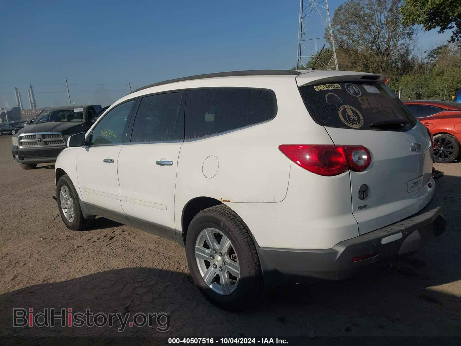 2011 CHEVROLET TRAVERSE - VIN: 1GNKVJED0BJ102009 - Фото 3