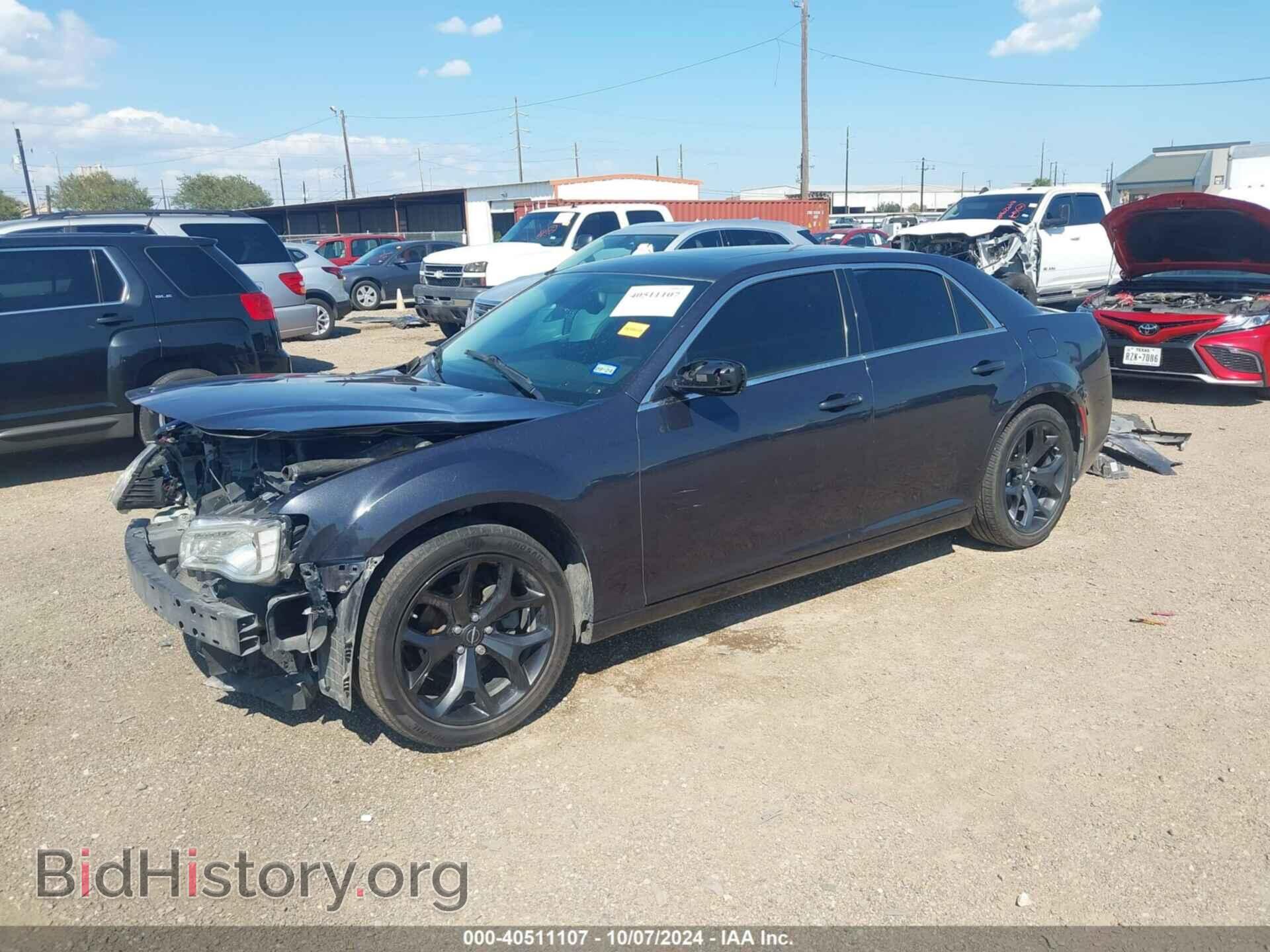 2016 CHRYSLER 300 - VIN: 2C3CCAAGXGH211982 - Фото 2