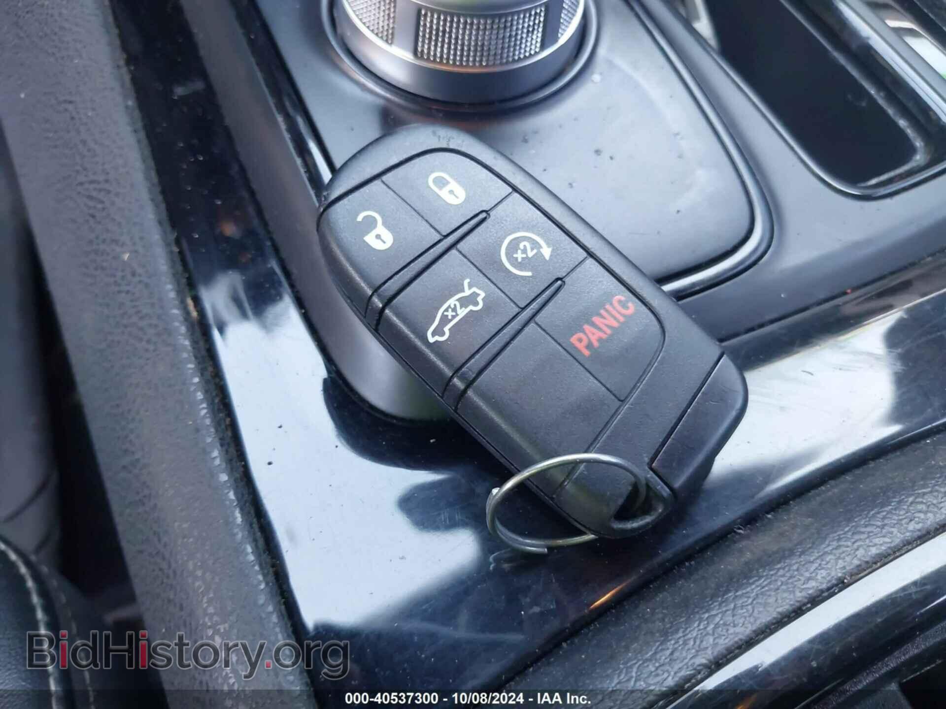 2019 CHRYSLER 300 - VIN: 2C3CCABG6KH516239 - Фото 11