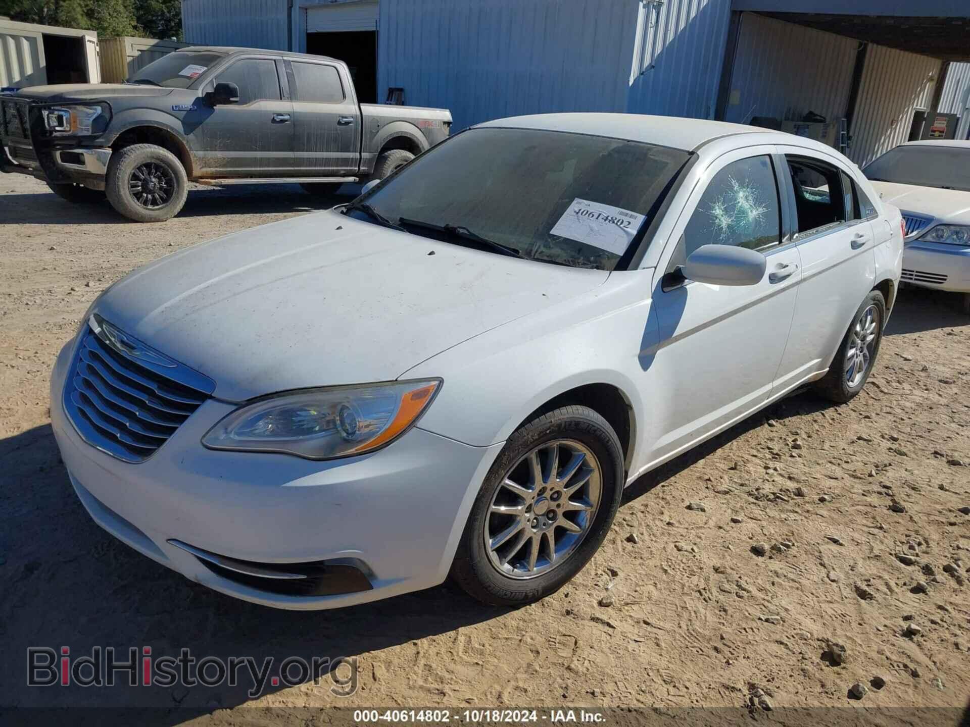 2011 CHRYSLER 200 - VIN: 1C3BC4FB0BN562717 - Фото 2