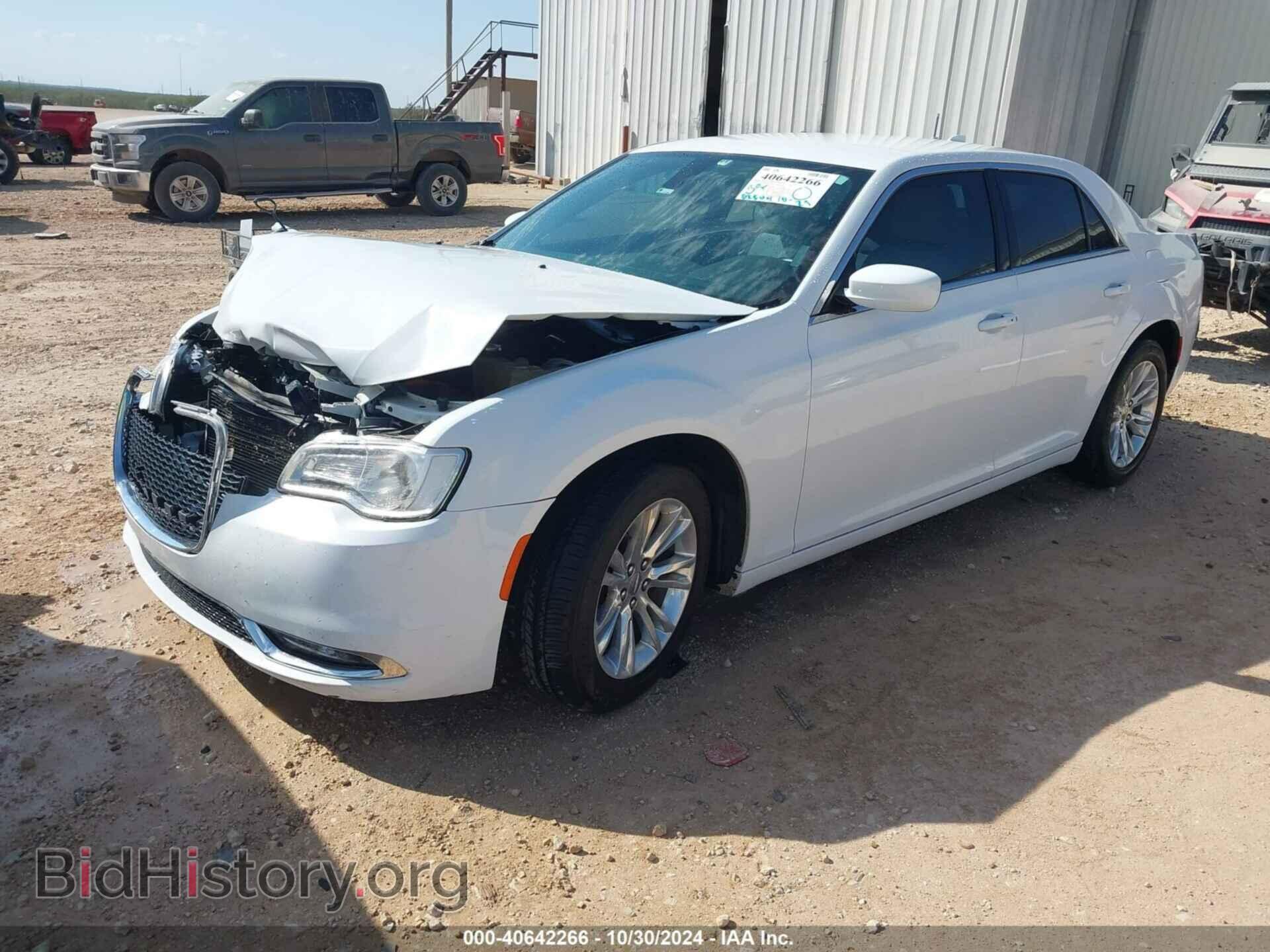 2018 CHRYSLER 300 - VIN: 2C3CCAAG2JH342475 - Фото 2