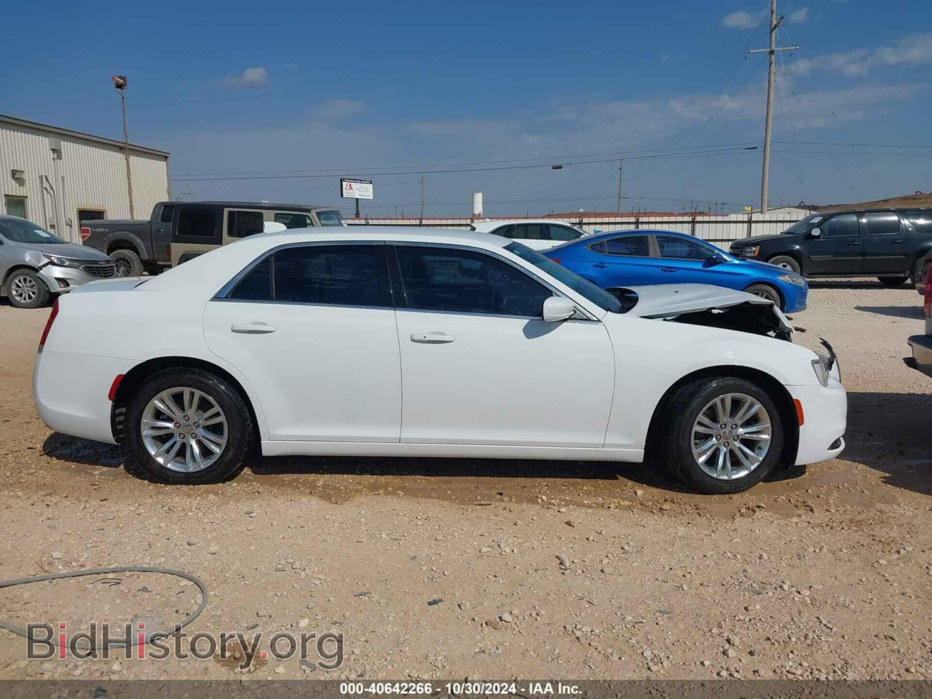 2018 CHRYSLER 300 - VIN: 2C3CCAAG2JH342475 - Фото 13