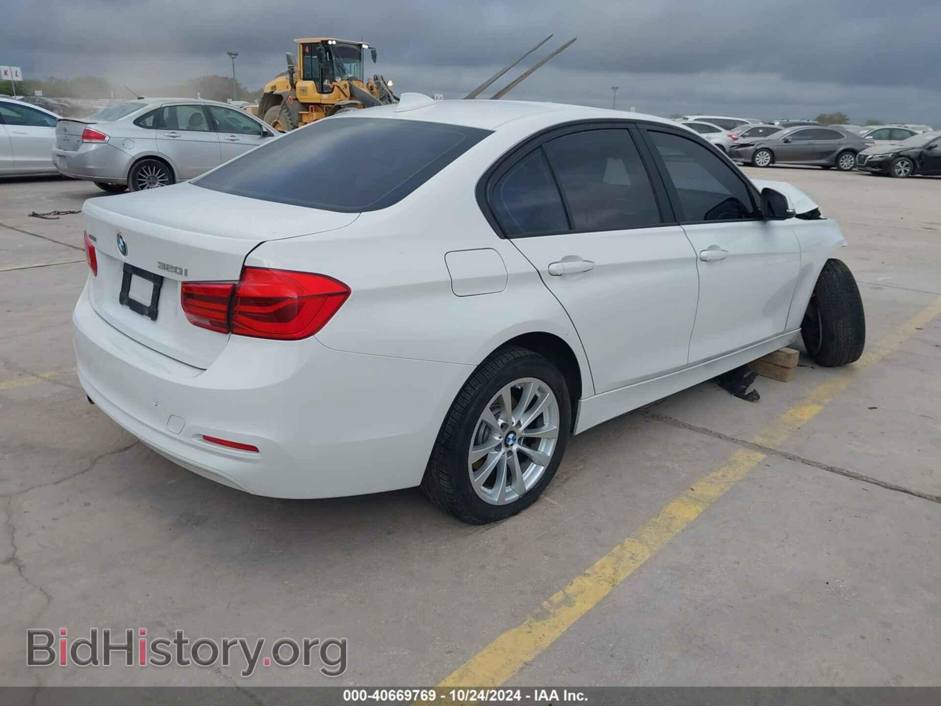 2017 BMW 320I - VIN: WBA8E5G3XHNU44659 - Фото 4