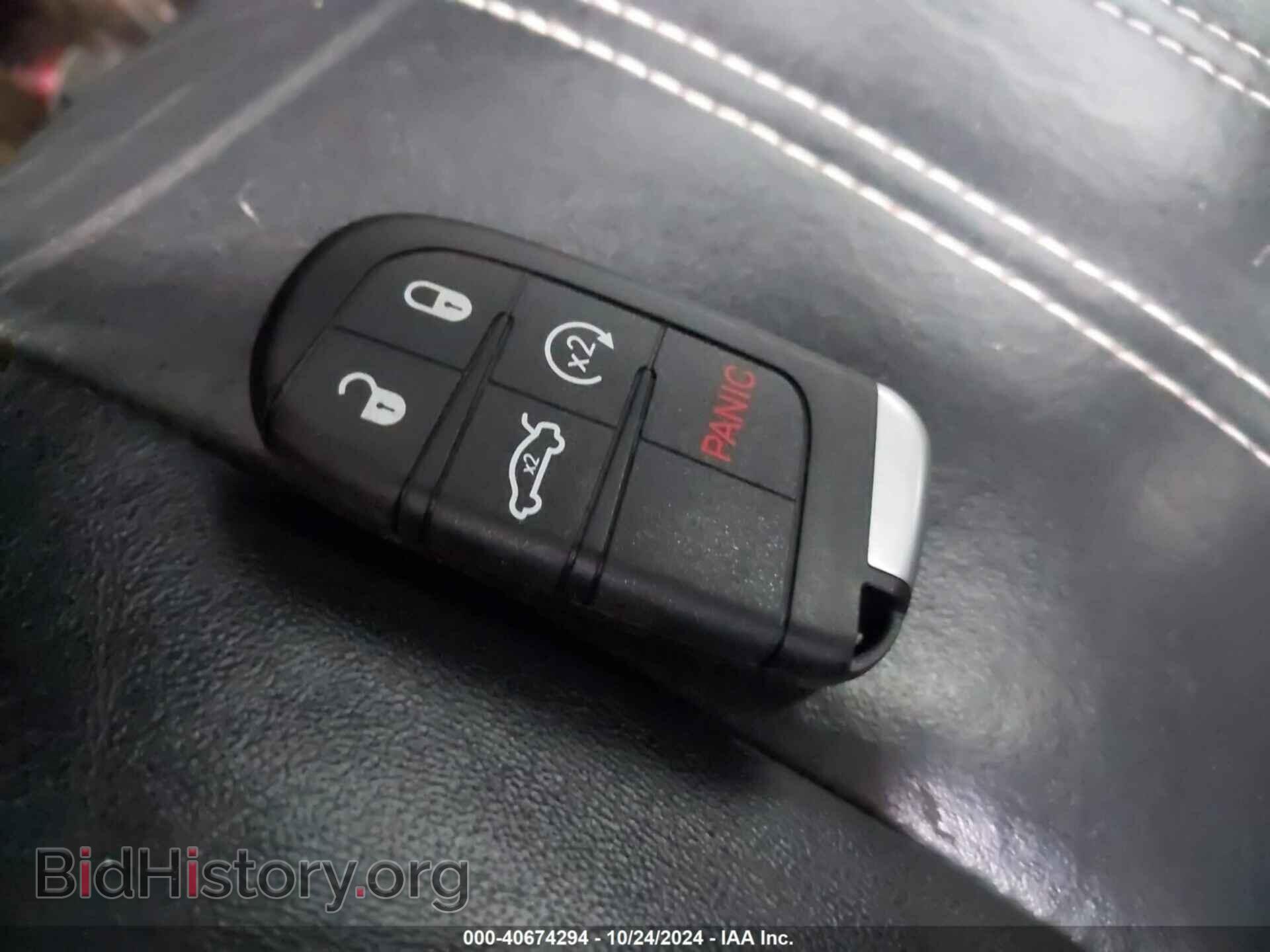 2016 CHRYSLER 300 - VIN: 2C3CCAGG8GH283044 - Фото 11