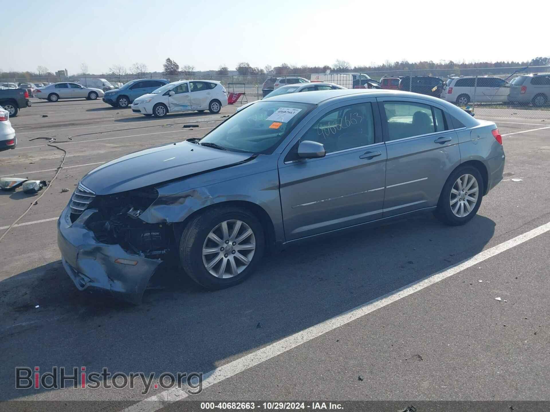 2010 CHRYSLER SEBRING - VIN: 1C3CC5FB4AN111928 - Фото 2