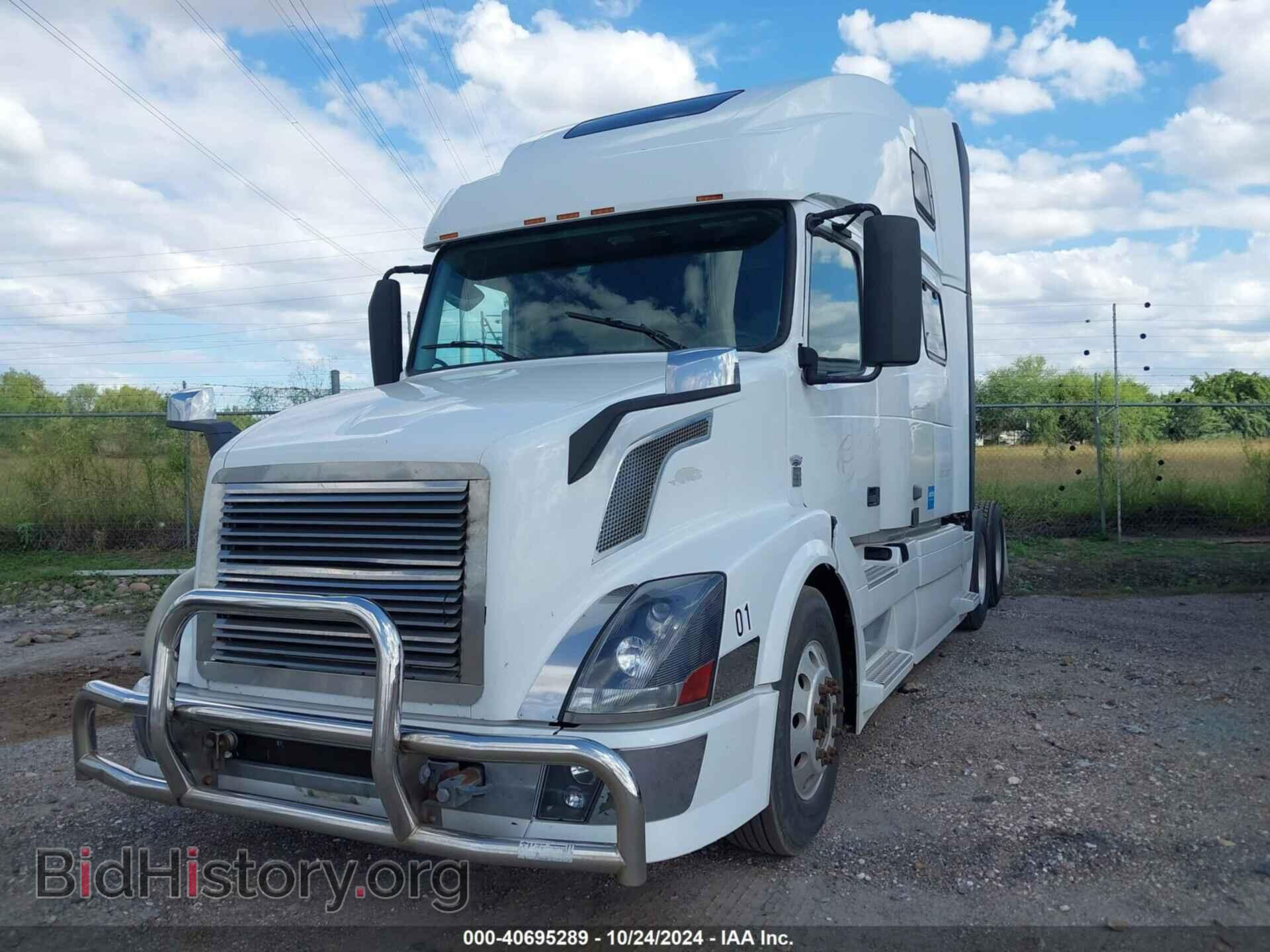 2013 VOLVO VN - VIN: 4V4NC9EG3DN133775 - Фото 2