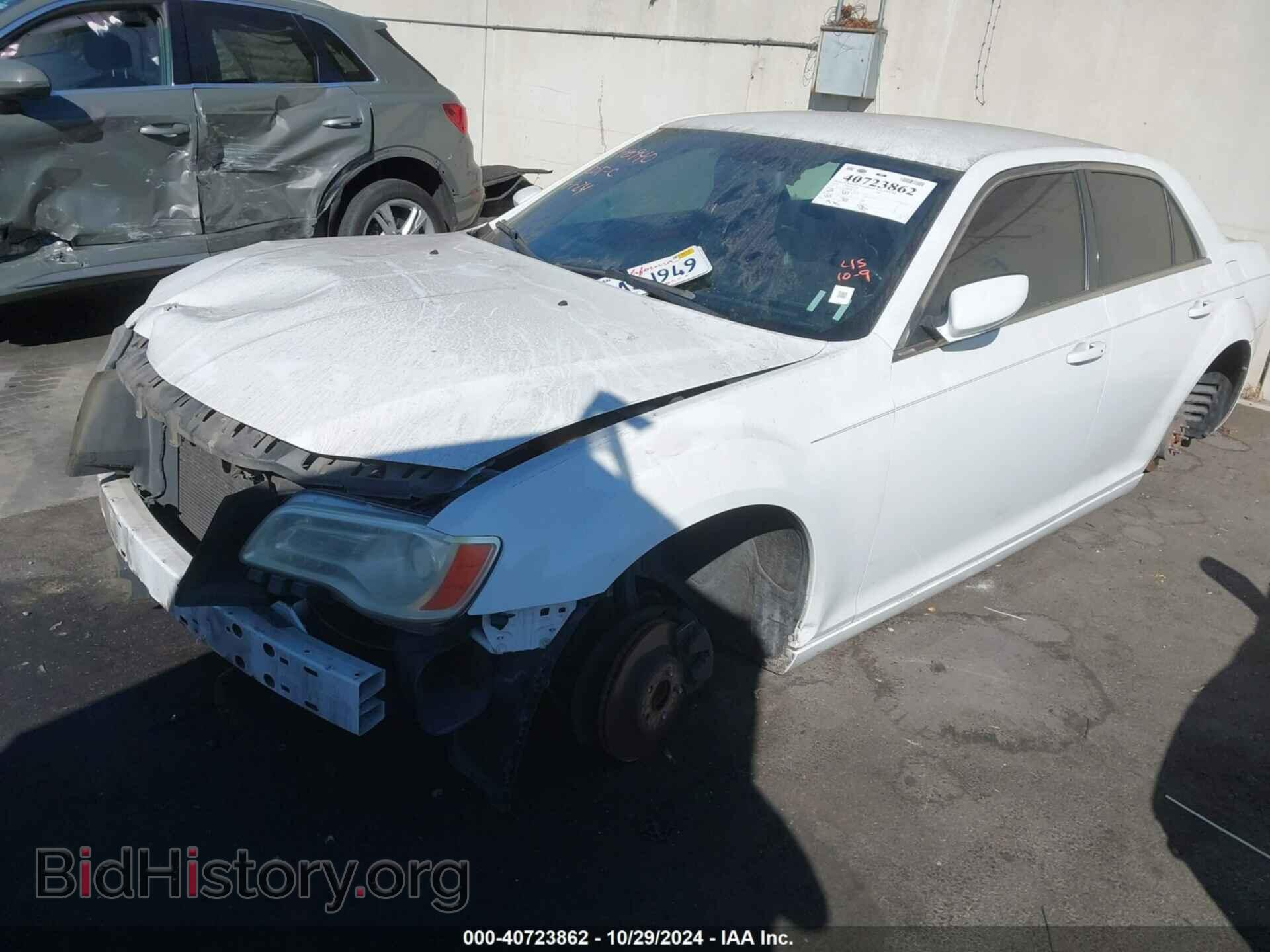 2013 CHRYSLER 300 - VIN: 2C3CCAAG8DH588256 - Фото 2