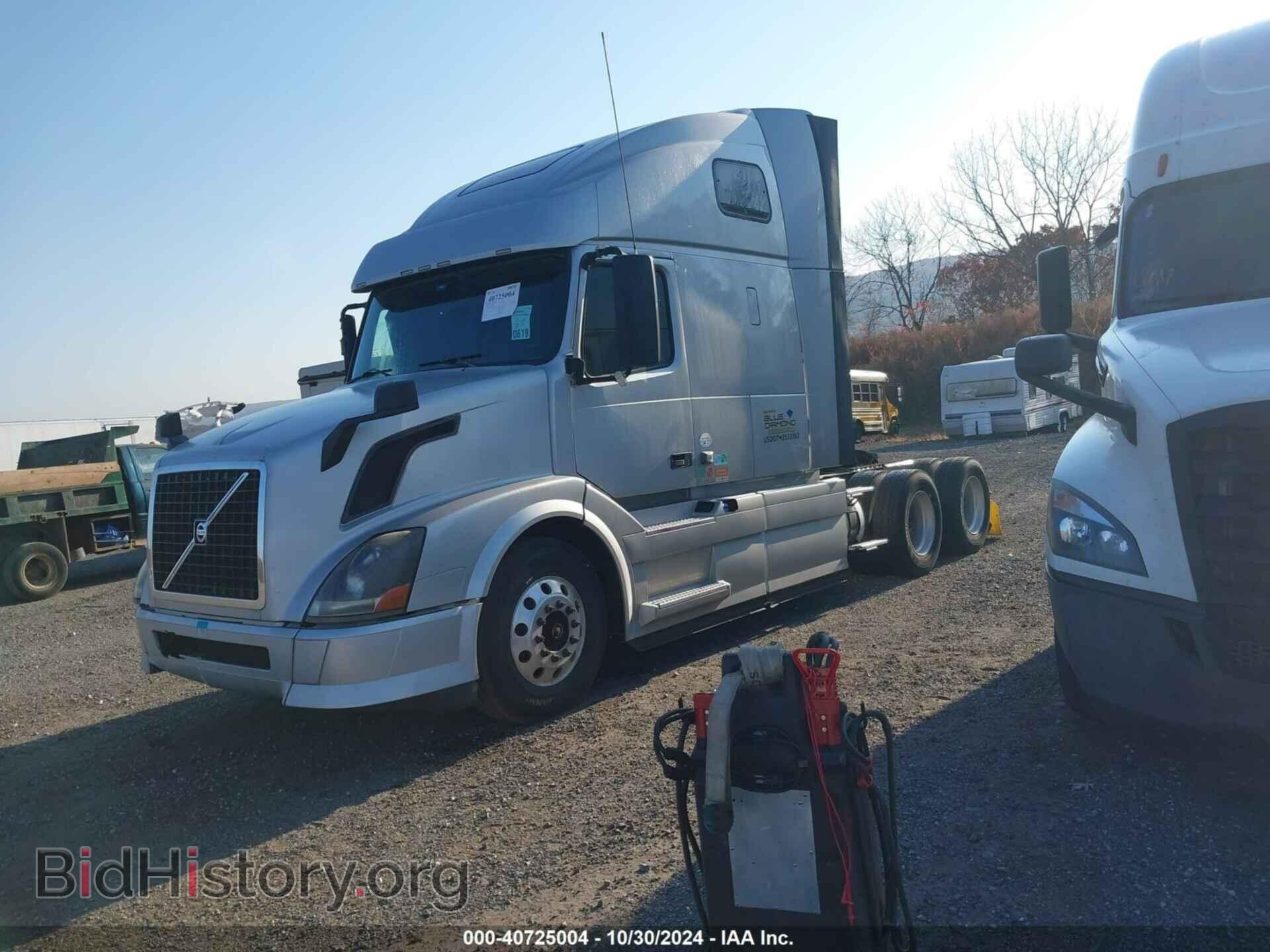 2013 VOLVO VN - VIN: 4V4NC9TG2DN136038 - Фото 2