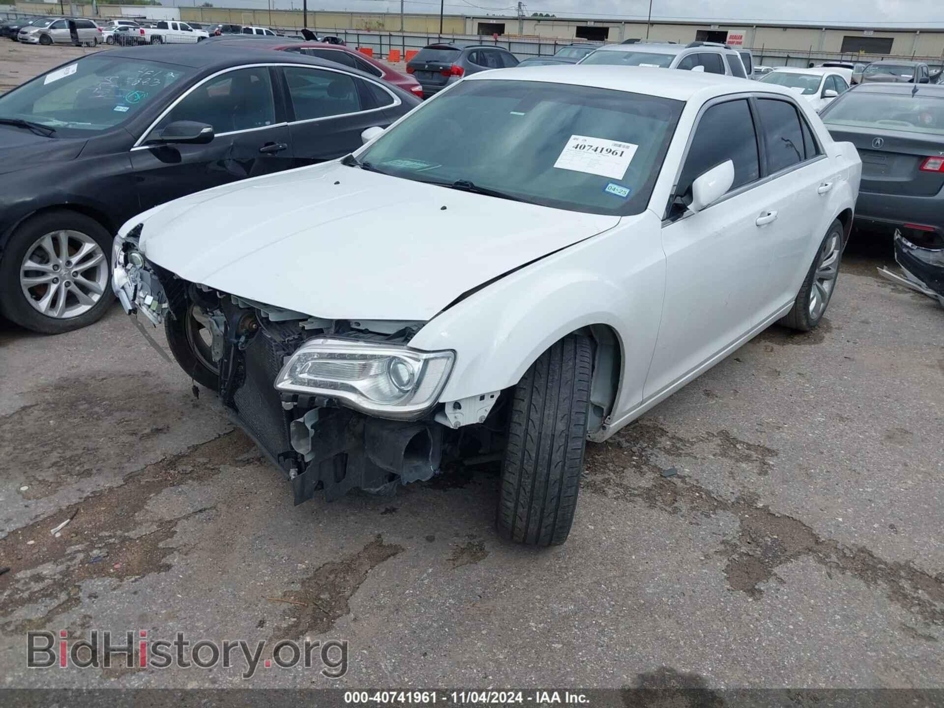 2019 CHRYSLER 300 - VIN: 2C3CCAAG9KH548152 - Фото 2