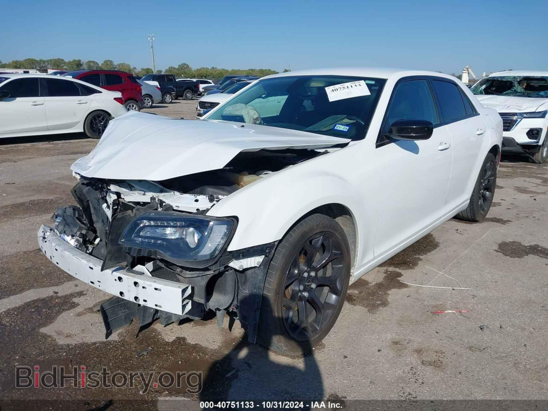 2019 CHRYSLER 300 - VIN: 2C3CCAAG8KH758113 - Фото 2