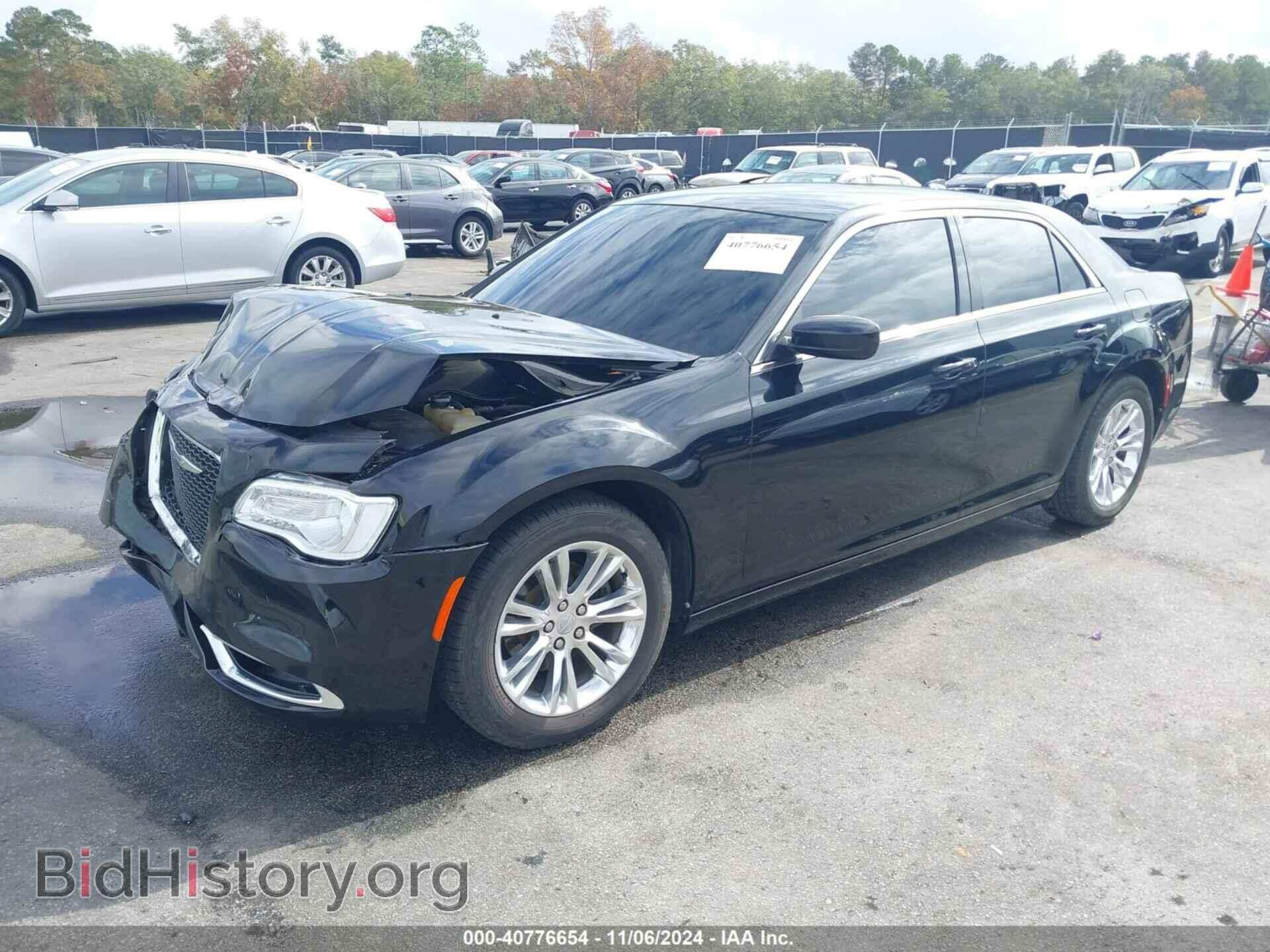 2019 CHRYSLER 300 - VIN: 2C3CCAAG3KH606031 - Фото 2