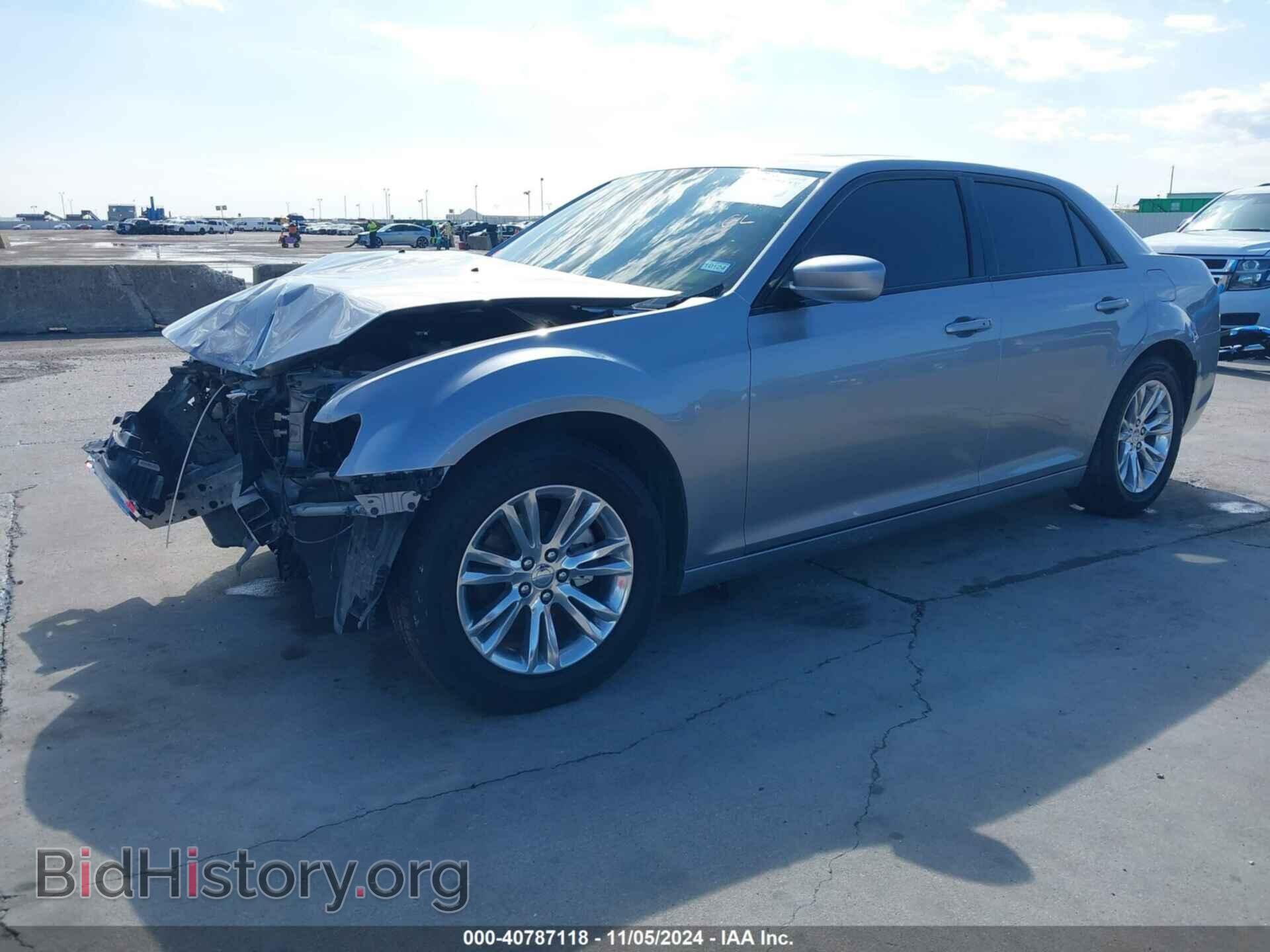 2017 CHRYSLER 300 - VIN: 2C3CCAAGXHH661956 - Фото 2