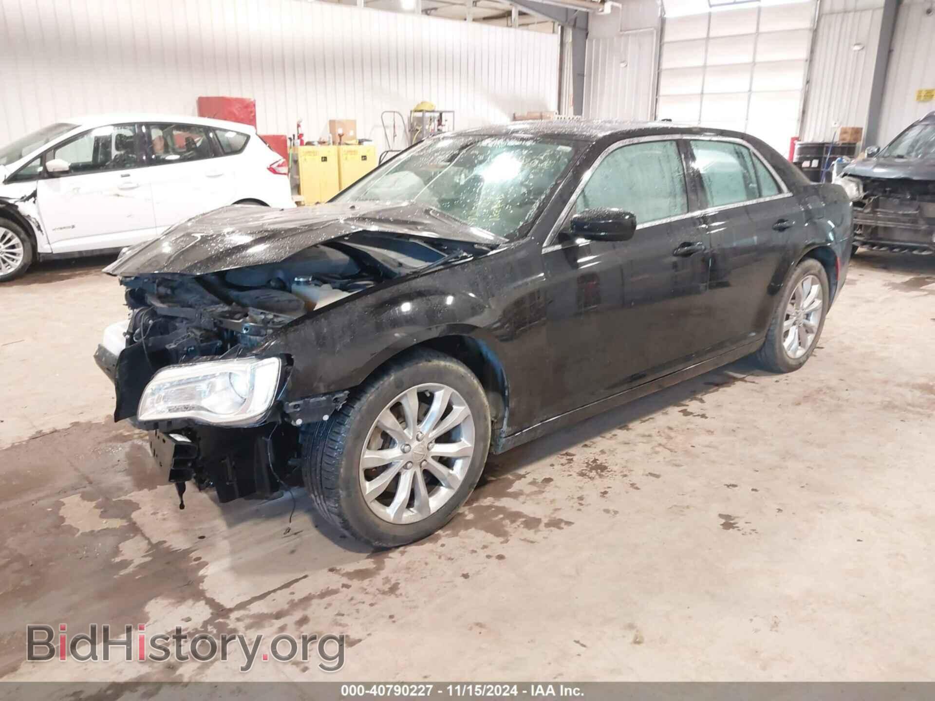 2017 CHRYSLER 300 - VIN: 2C3CCARG1HH610365 - Фото 2