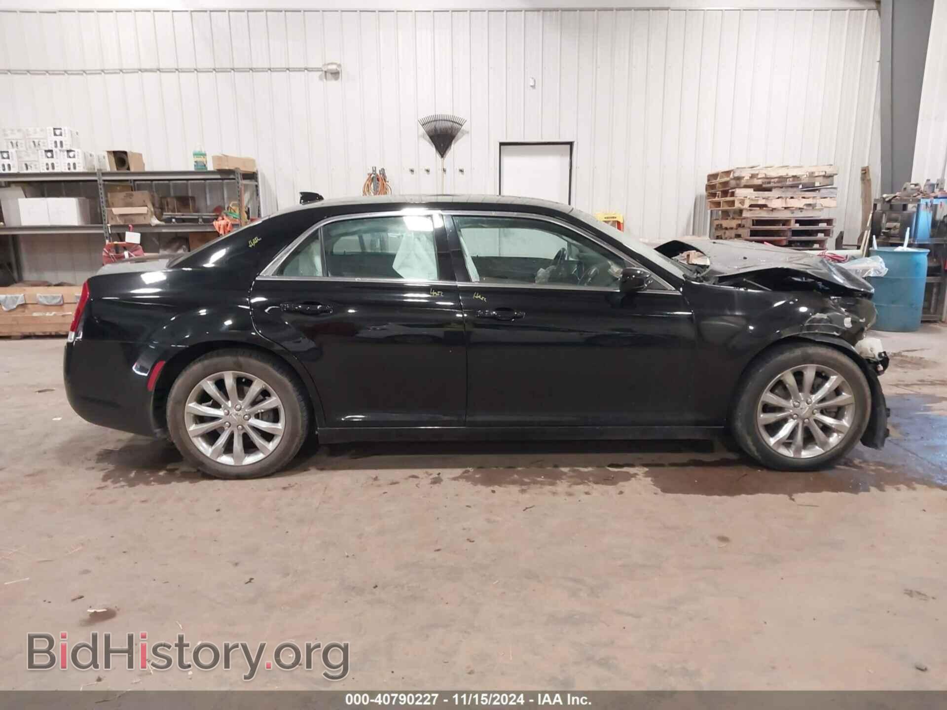 2017 CHRYSLER 300 - VIN: 2C3CCARG1HH610365 - Фото 13