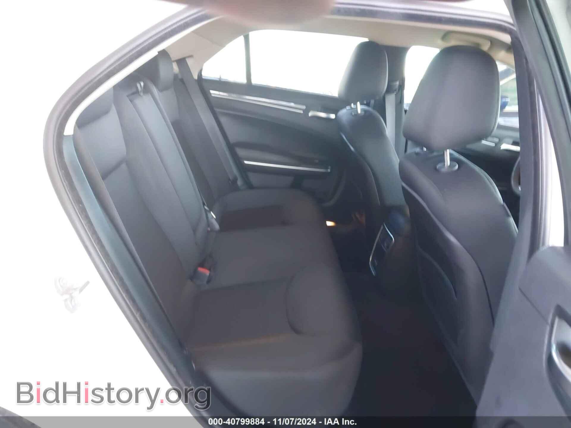2019 CHRYSLER 300 - VIN: 2C3CCAAG2KH502937 - Фото 8